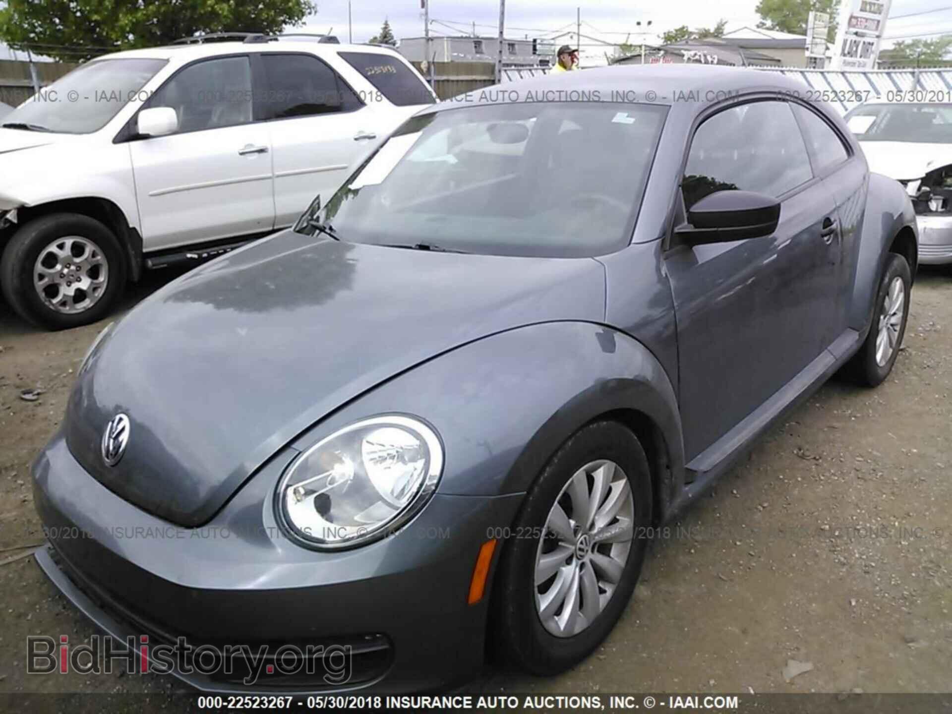 2013 Volkswagen Beetle - VIN: 3VWFP7ATXDM663941 - Фото 2