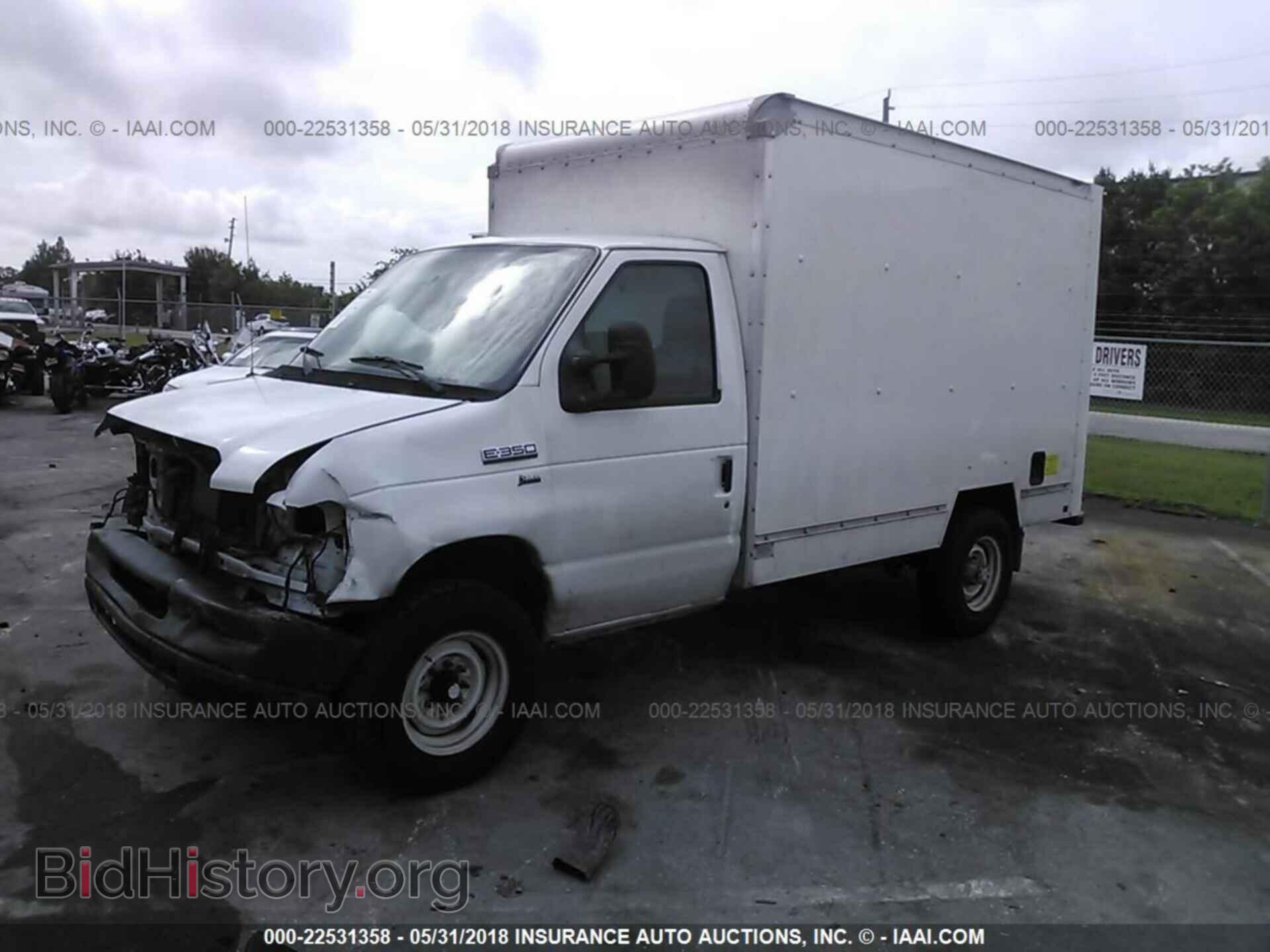 2011 Ford Econoline - VIN: 1FDWE3FL5BDA88243 - Фото 2