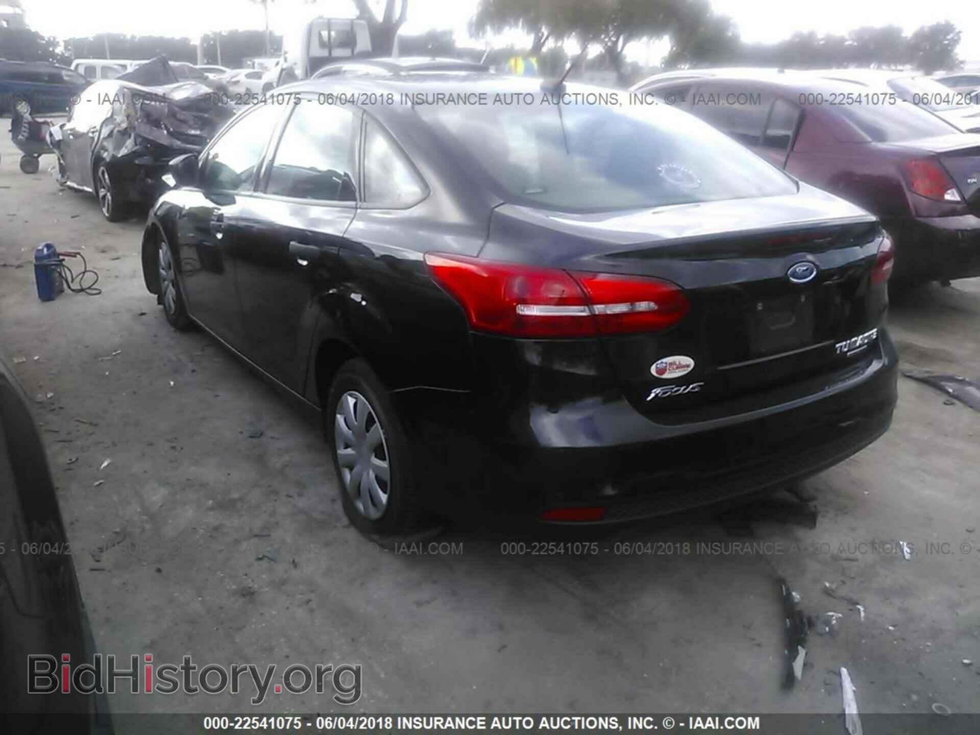 2015 Ford Focus - VIN: 1FADP3E22FL366015 - Photo 3