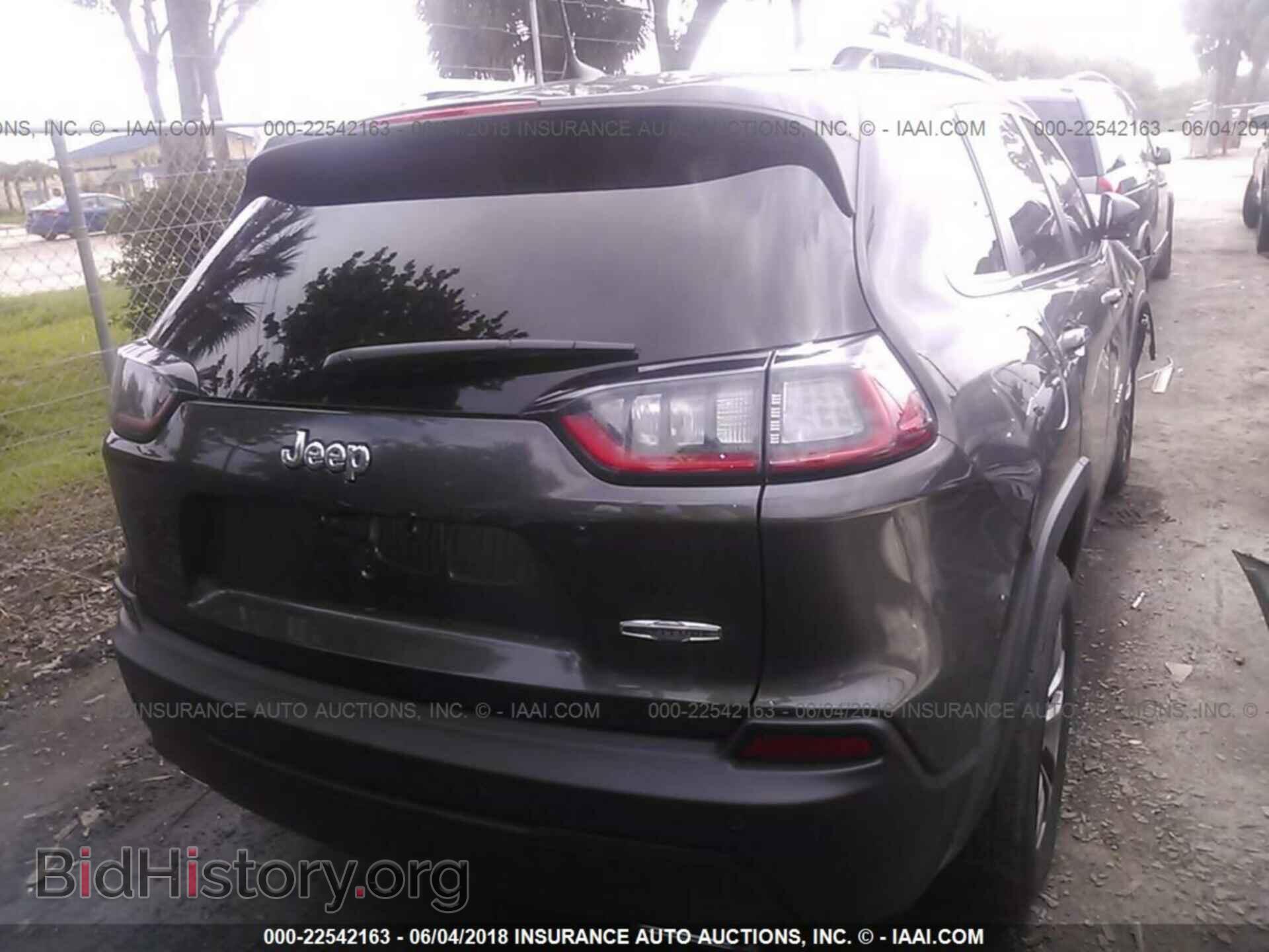 2019 Jeep Cherokee - VIN: 1C4PJLLX9KD110966 - Photo 4
