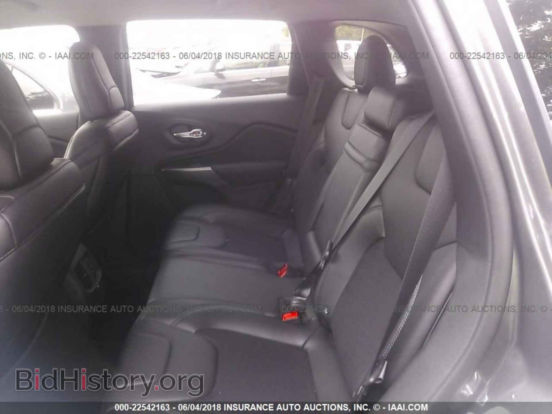 2019 Jeep Cherokee - VIN: 1C4PJLLX9KD110966 - Photo 8