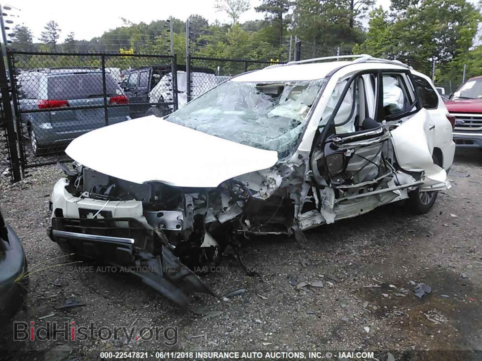 2017 Nissan Pathfinder - VIN: 5N1DR2MN0HC645472 - Фото 2