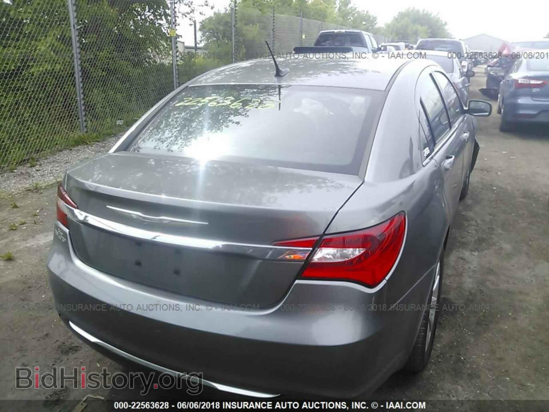 2013 Chrysler 200 - VIN: 1C3CCBBB2DN624345 - Photo 4