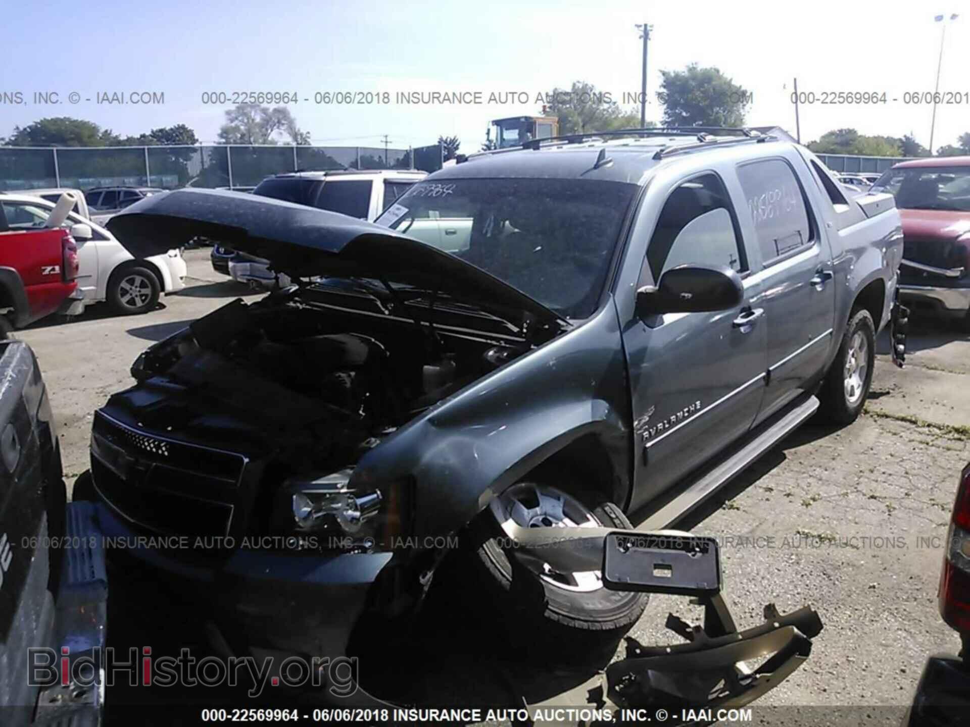 2011 Chevrolet Avalanche - VIN: 3GNTKFE35BG359282 - Фото 2