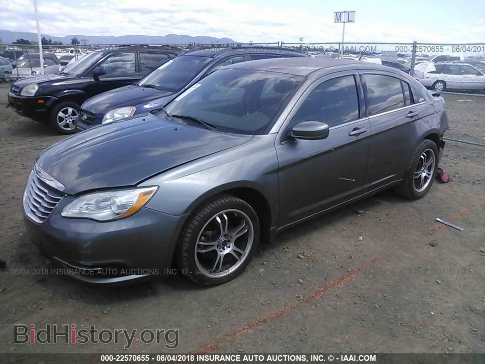 2013 Chrysler 200 - VIN: 1C3CCBAB5DN686890 - Фото 2