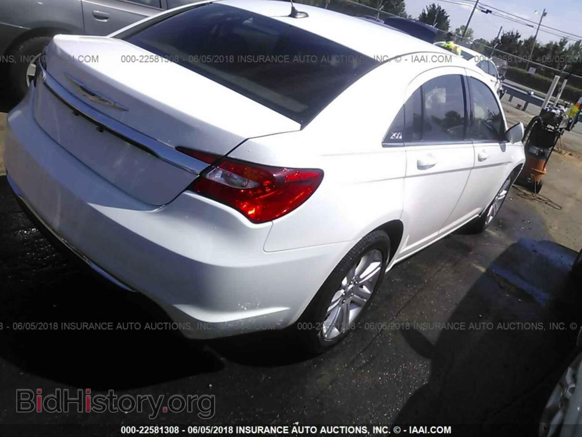 2013 Chrysler 200 - VIN: 1C3CCBBB3DN592490 - Photo 4