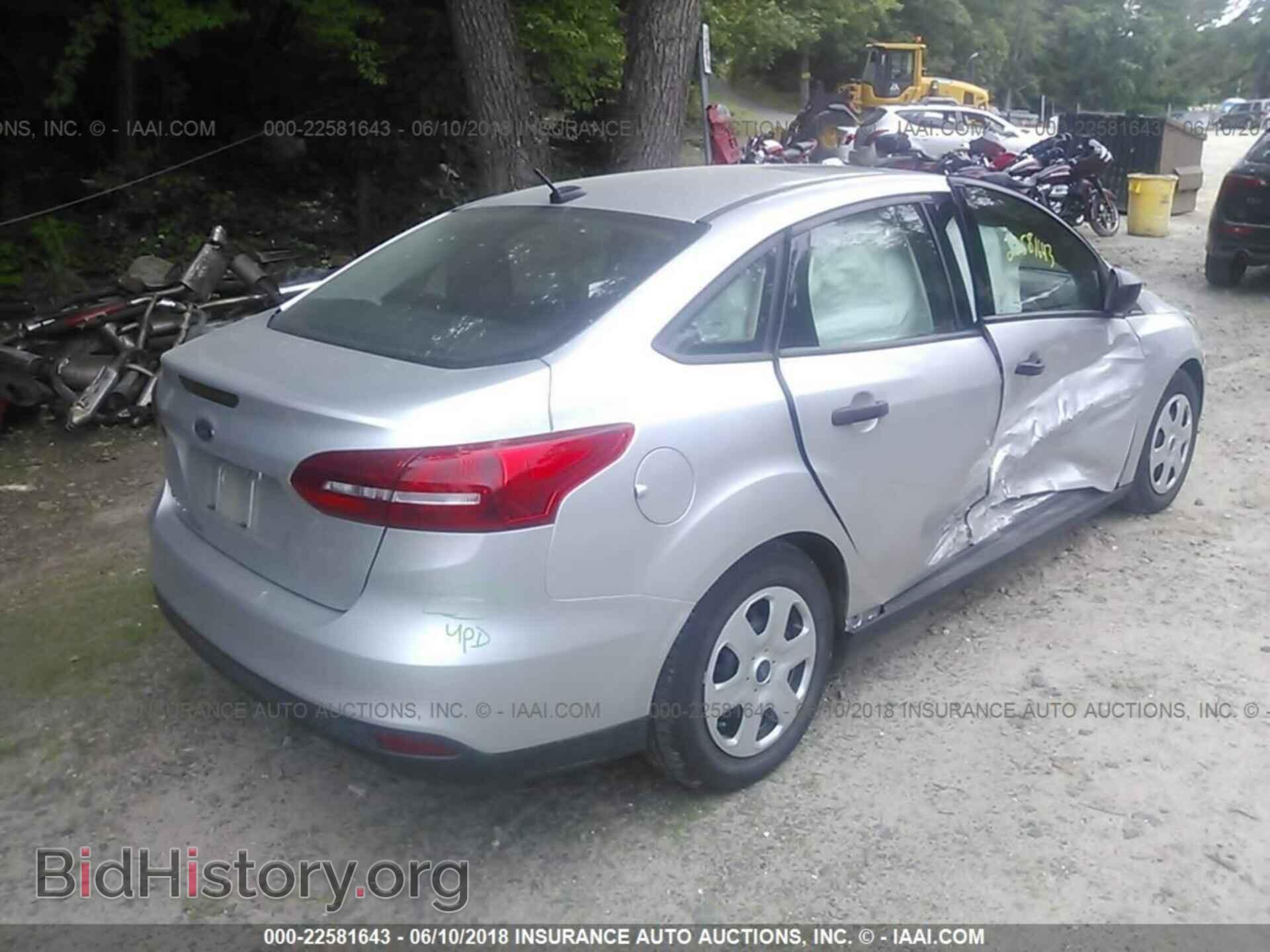 2015 Ford Focus - VIN: 1FADP3E24FL237659 - Photo 4