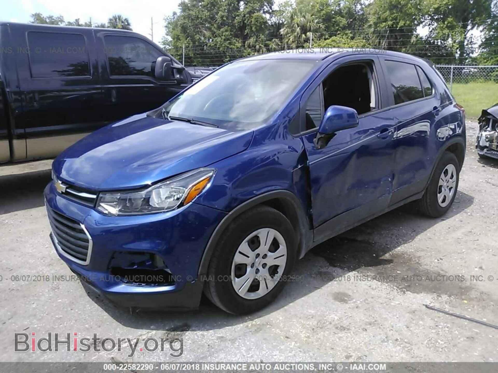 2017 Chevrolet Trax - VIN: 3GNCJKSB3HL132549 - Photo 2