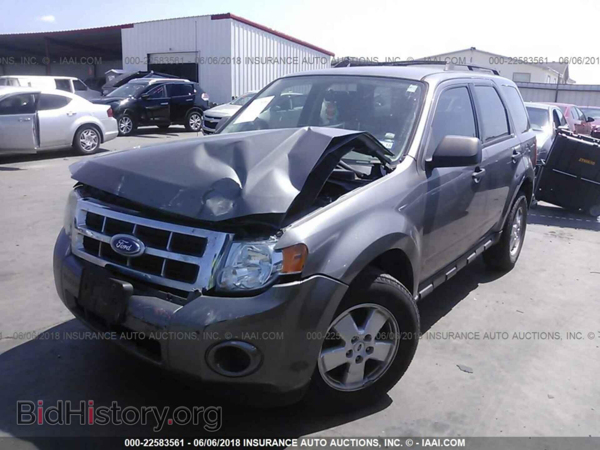 2011 Ford Escape - VIN: 1FMCU0C79BKB97568 - Фото 2