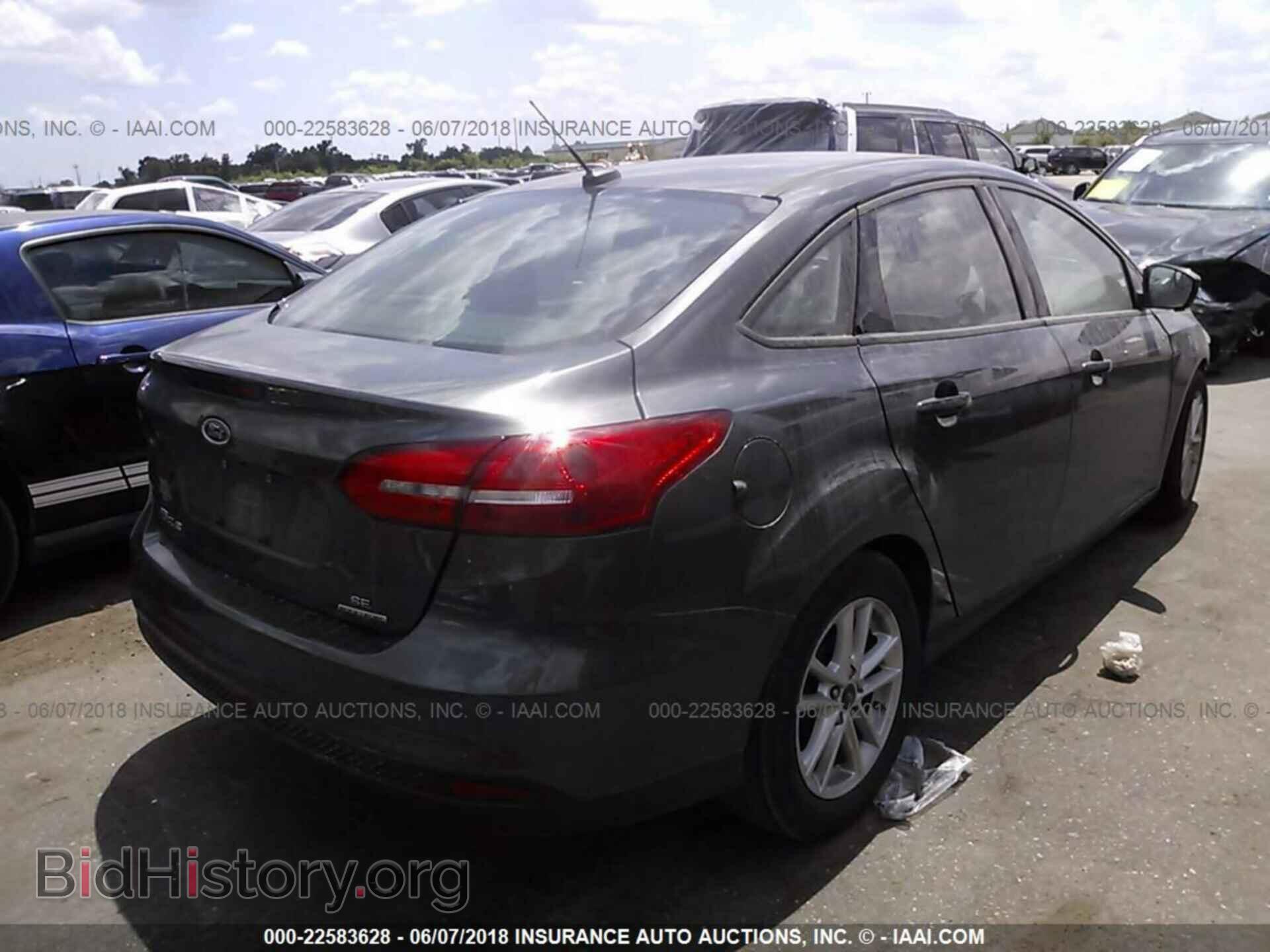 2016 Ford Focus - VIN: 1FADP3F22GL369044 - Photo 4