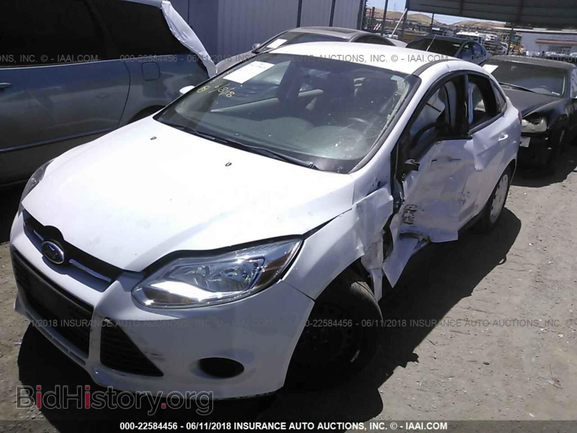 2014 Ford Focus - VIN: 1FADP3F28EL433052 - Фото 2