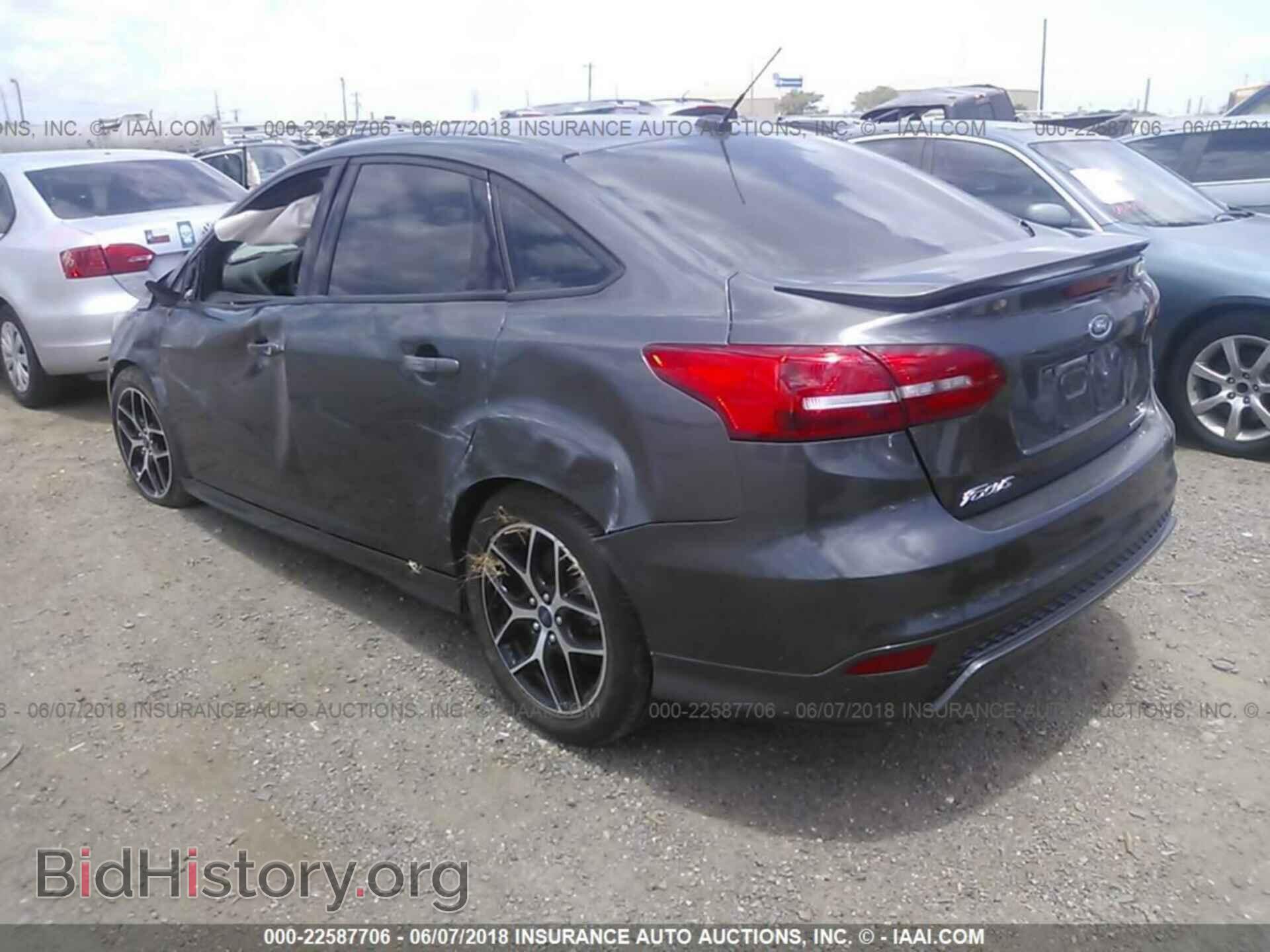 2016 Ford Focus - VIN: 1FADP3F25GL398568 - Photo 3