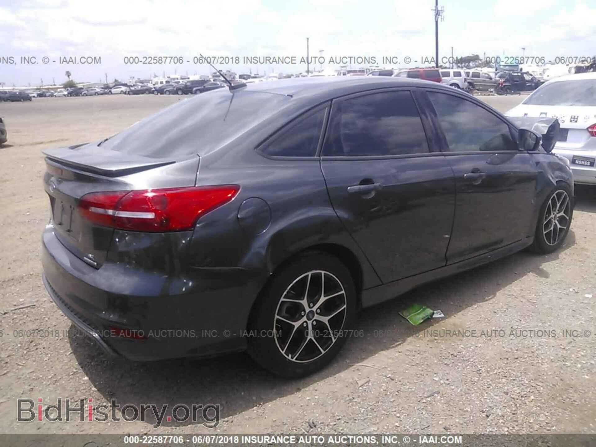 2016 Ford Focus - VIN: 1FADP3F25GL398568 - Photo 4