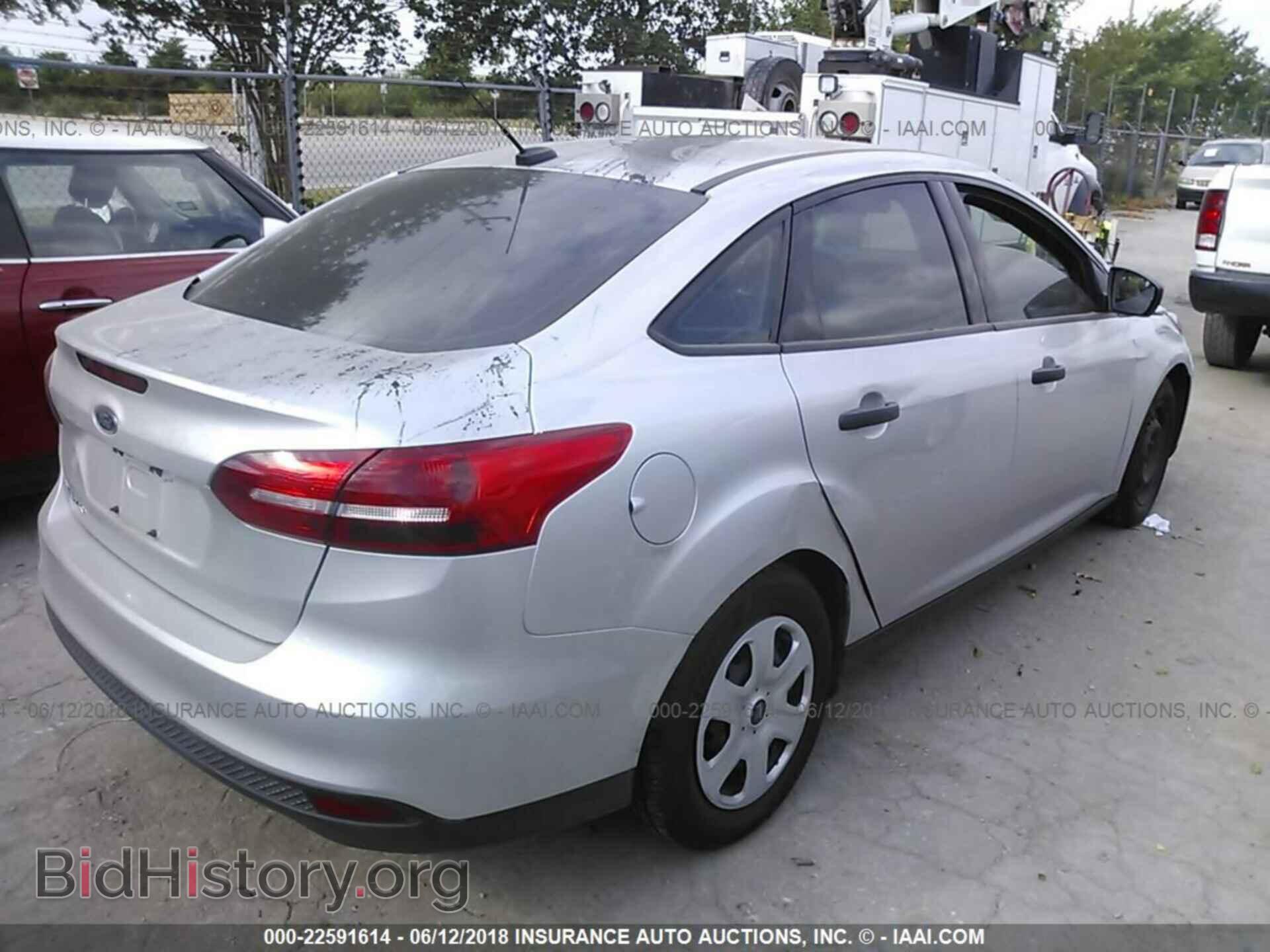 2017 Ford Focus - VIN: 1FADP3E21HL313647 - Photo 4