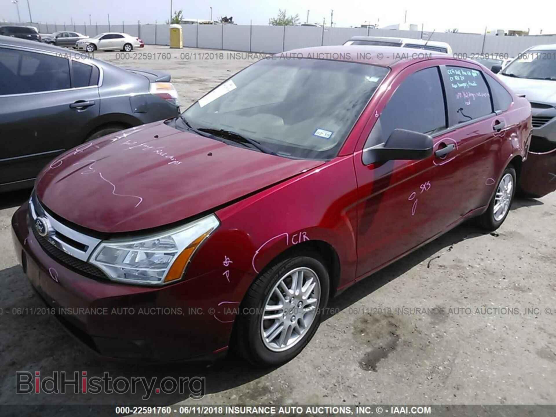2011 Ford Focus - VIN: 1FAHP3FN3BW196847 - Фото 2