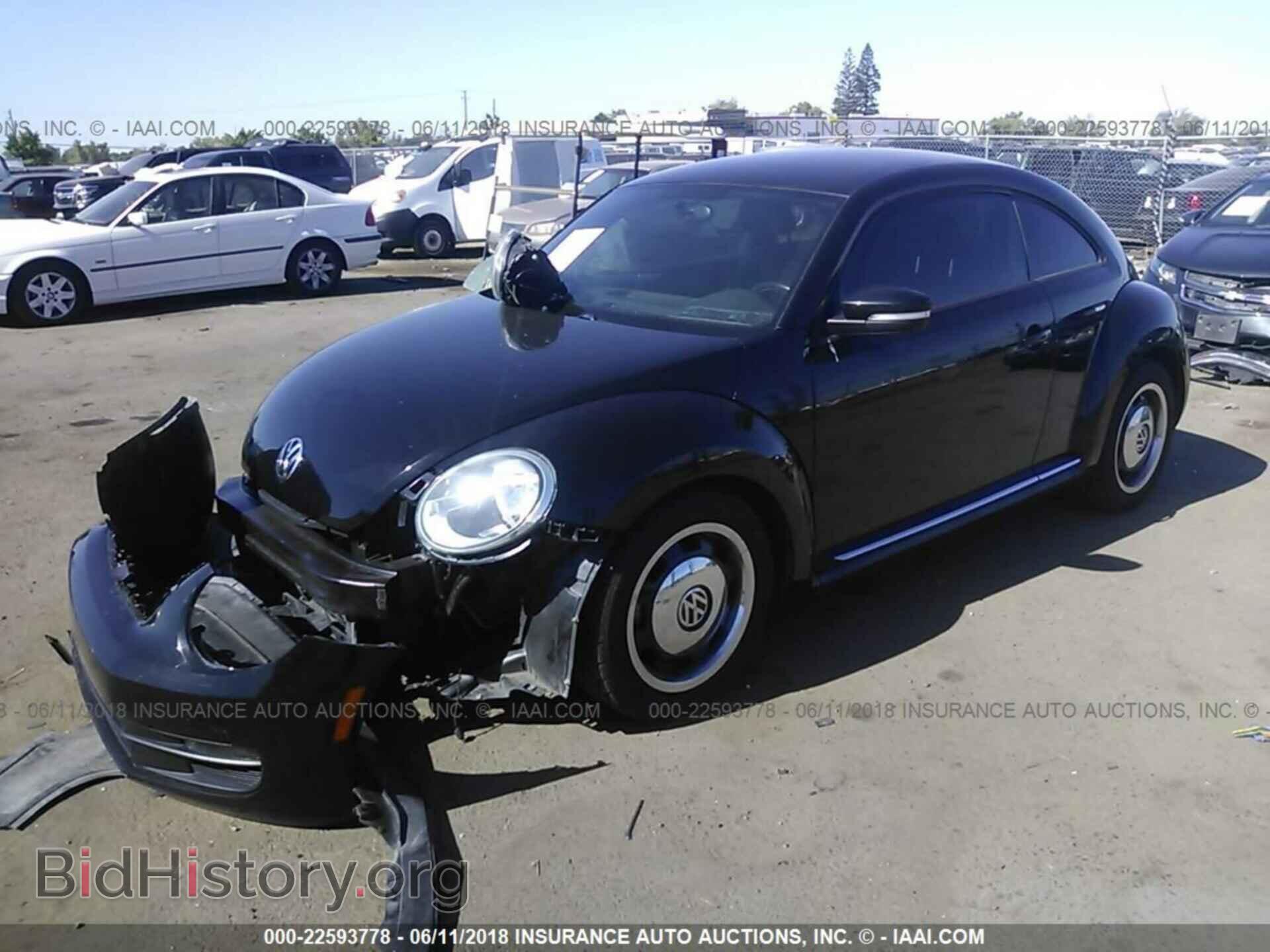 2013 Volkswagen Beetle - VIN: 3VWJX7AT9DM600663 - Фото 2