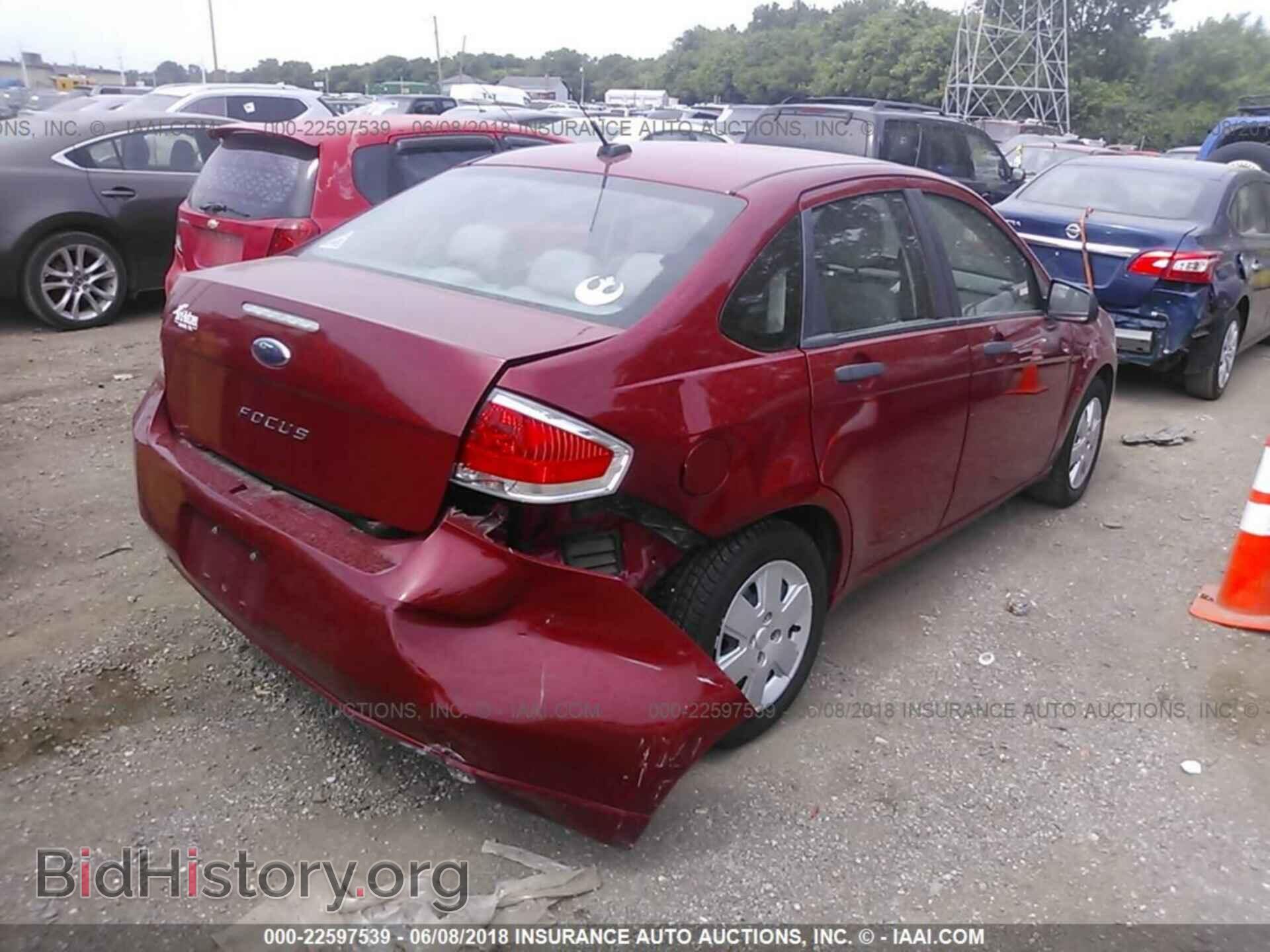 2011 Ford Focus - VIN: 1FAHP3EN1BW202405 - Photo 4