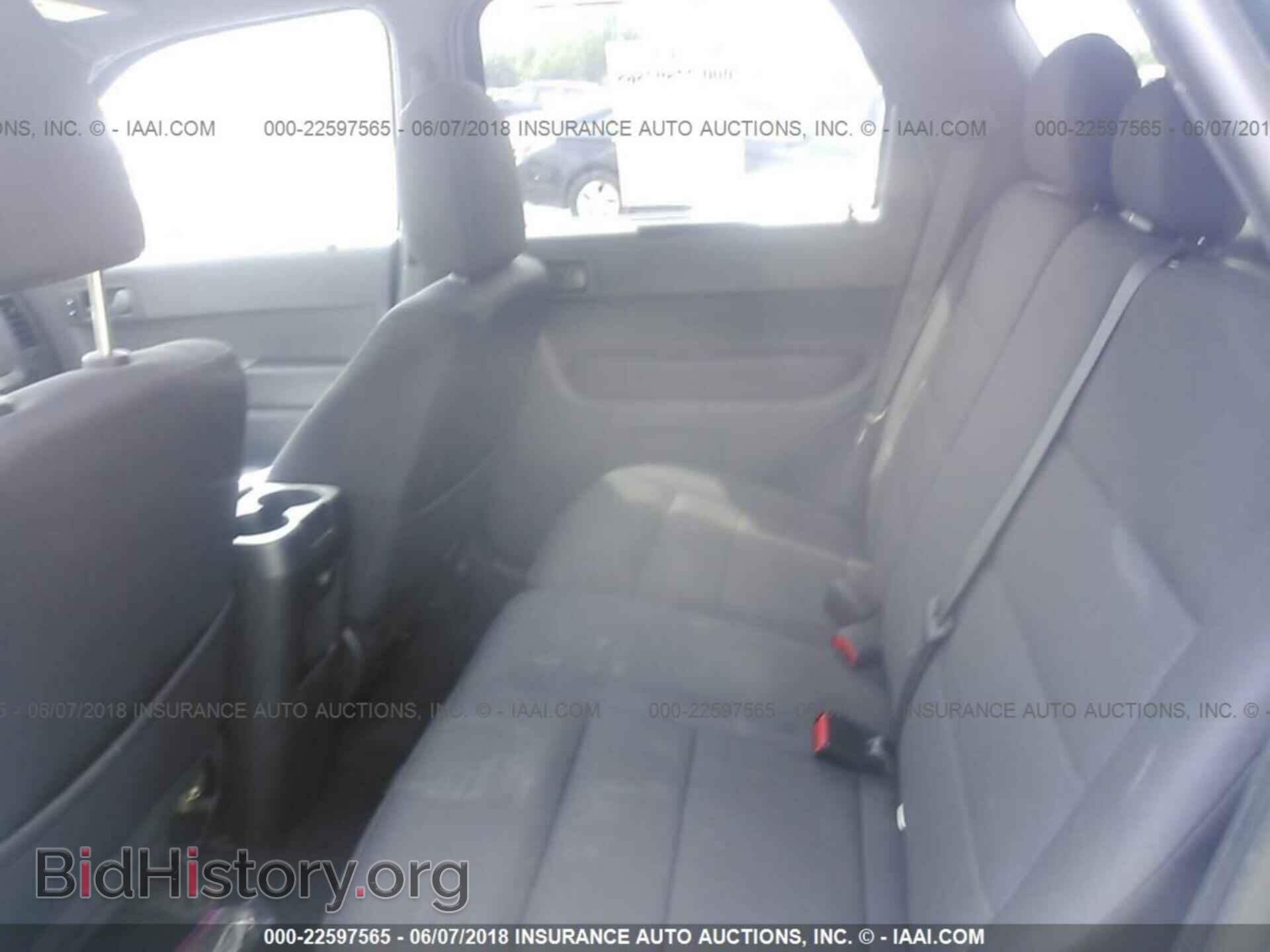 2011 Ford Escape - VIN: 1FMCU9DG0BKA03240 - Photo 8
