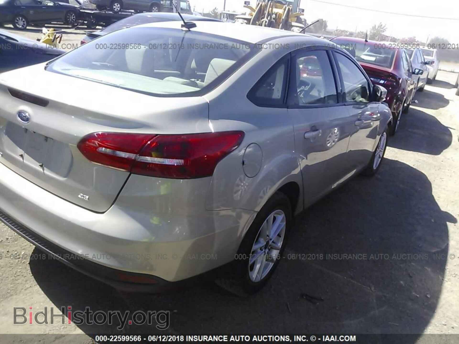 2015 Ford Focus - VIN: 1FADP3F25FL221825 - Photo 4