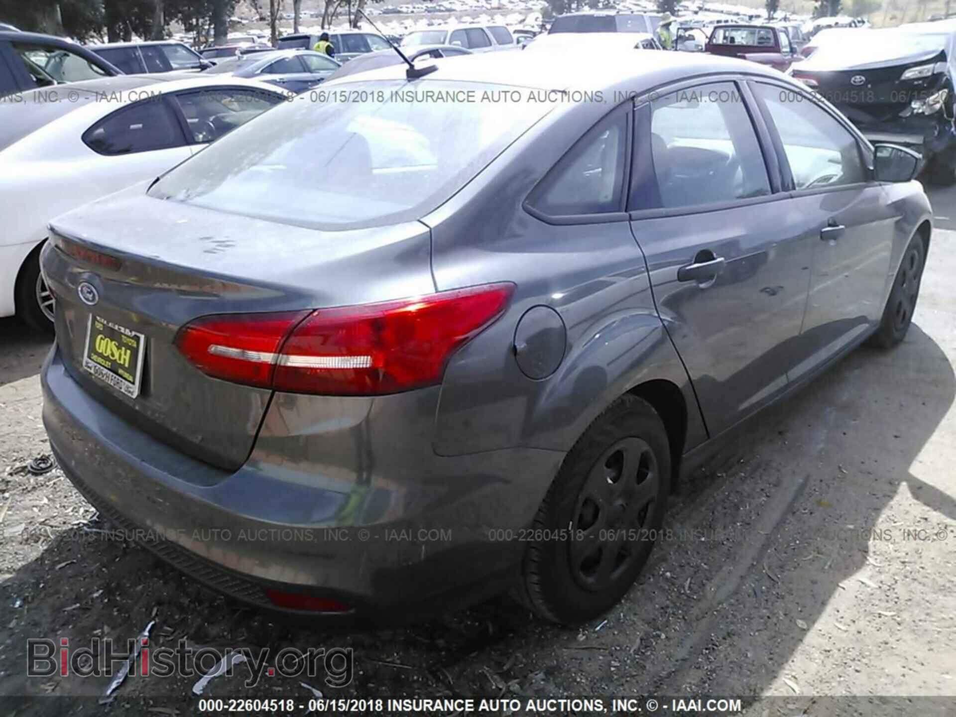 2017 Ford Focus - VIN: 1FADP3E25HL206357 - Photo 4