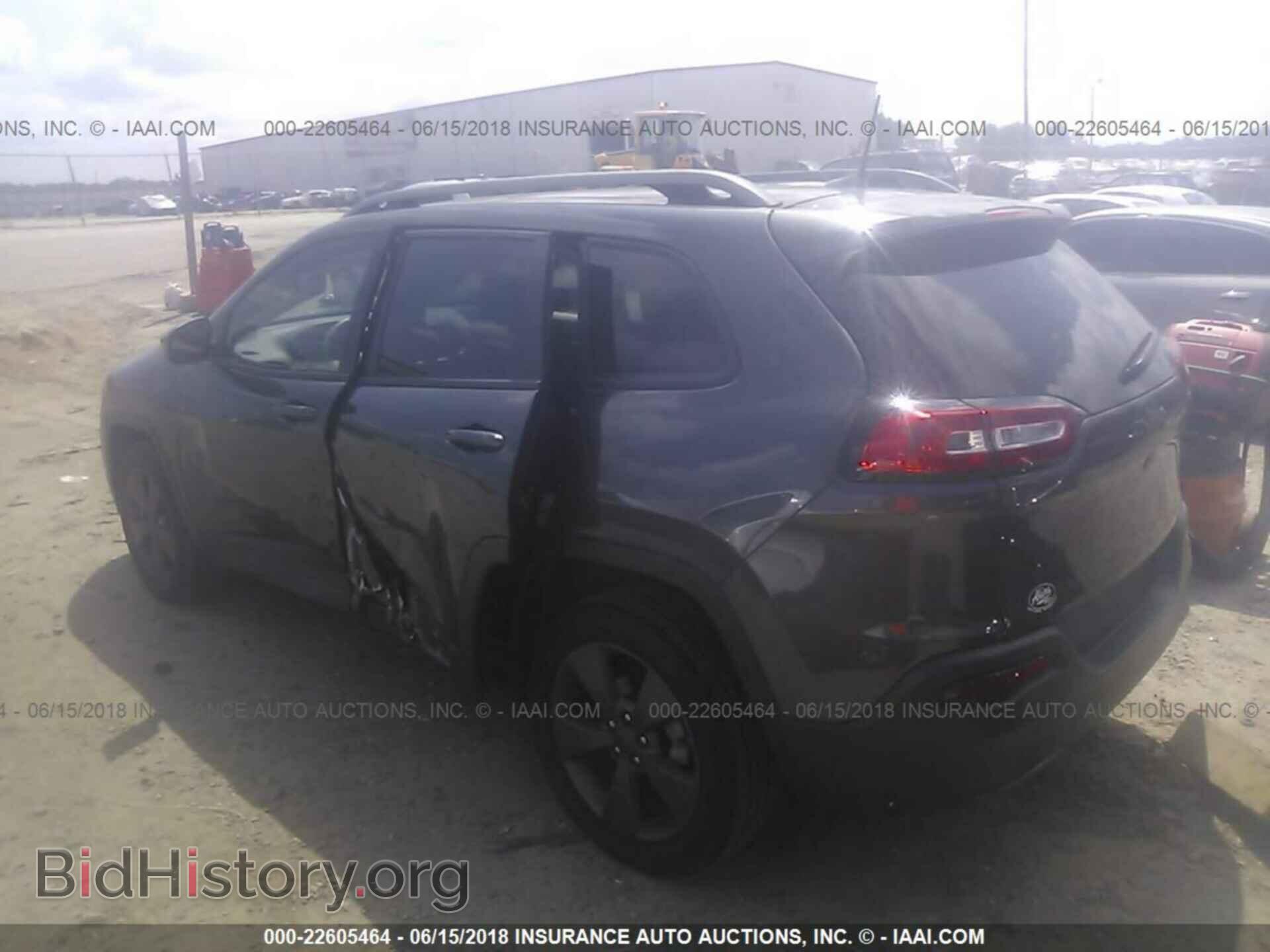 2017 Jeep Cherokee - VIN: 1C4PJLCB8HW547603 - Photo 3