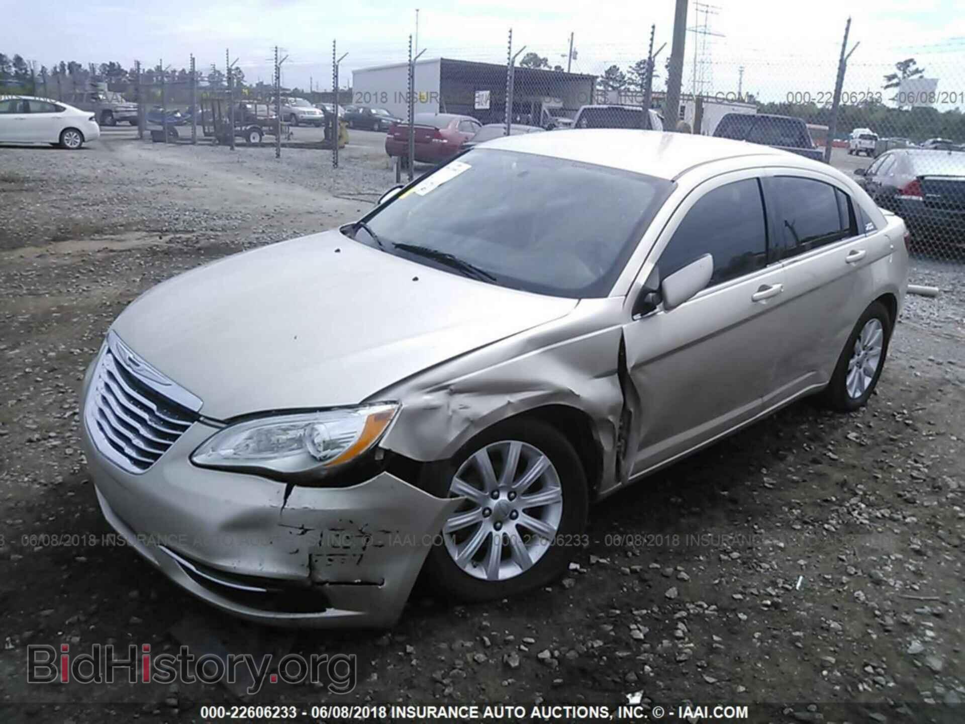 2013 Chrysler 200 - VIN: 1C3CCBBBXDN611763 - Фото 2