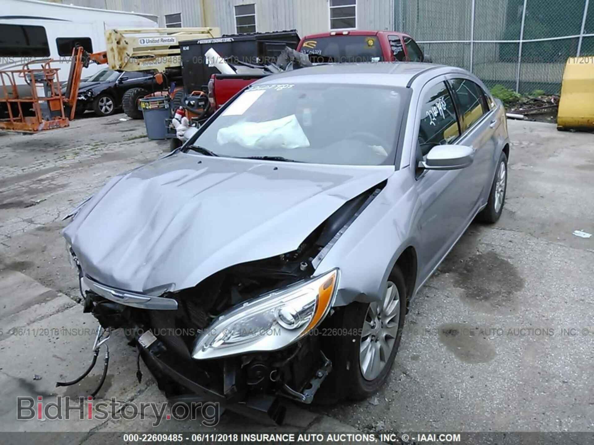 2014 Chrysler 200 - VIN: 1C3CCBAB4EN143435 - Photo 2