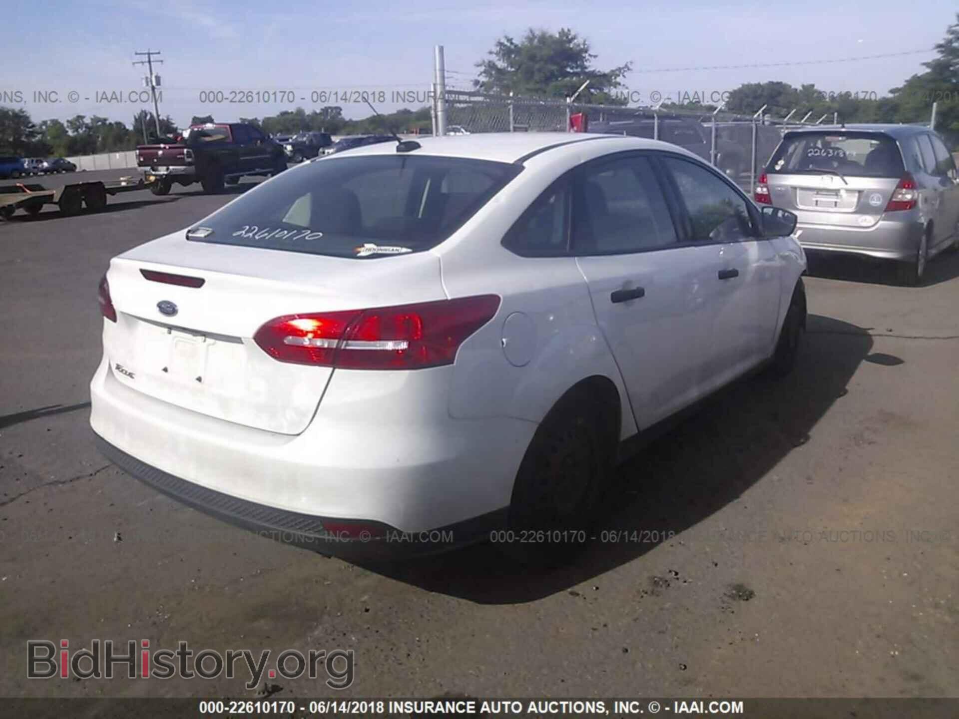 2017 Ford Focus - VIN: 1FADP3E25HL256837 - Photo 4