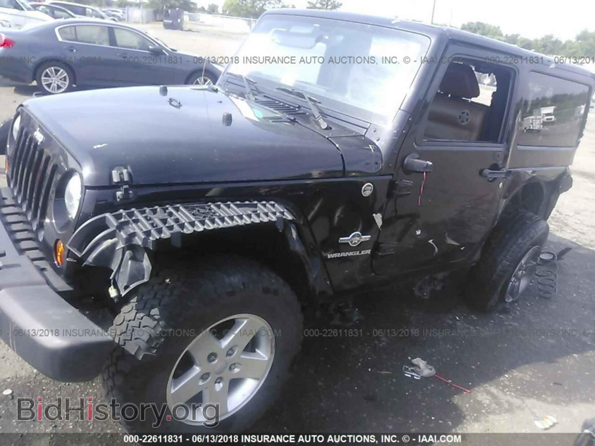 2011 Jeep Wrangler - VIN: 1J4AA2D11BL614972 - Фото 2