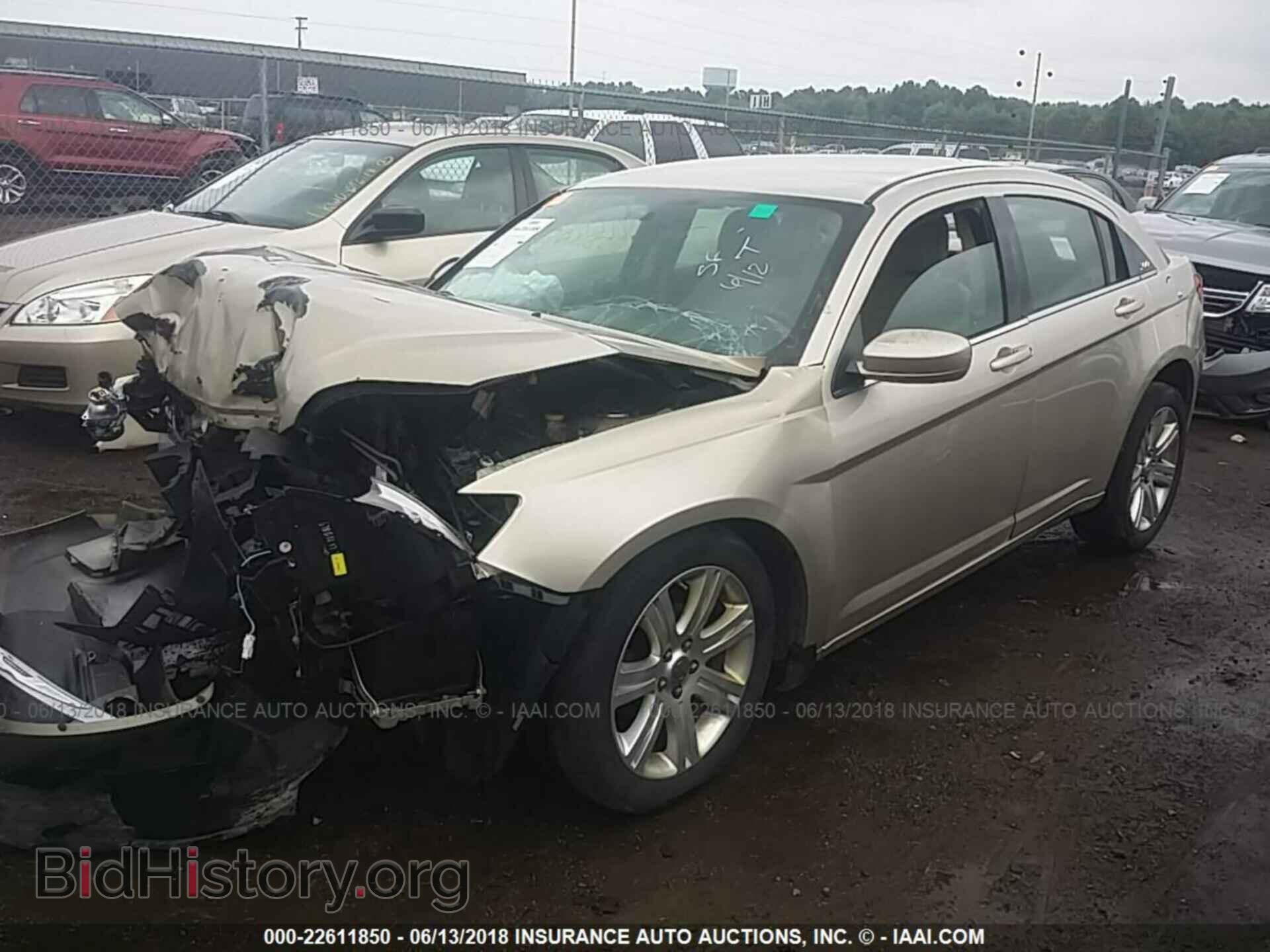 2013 Chrysler 200 - VIN: 1C3CCBAB2DN698236 - Photo 2