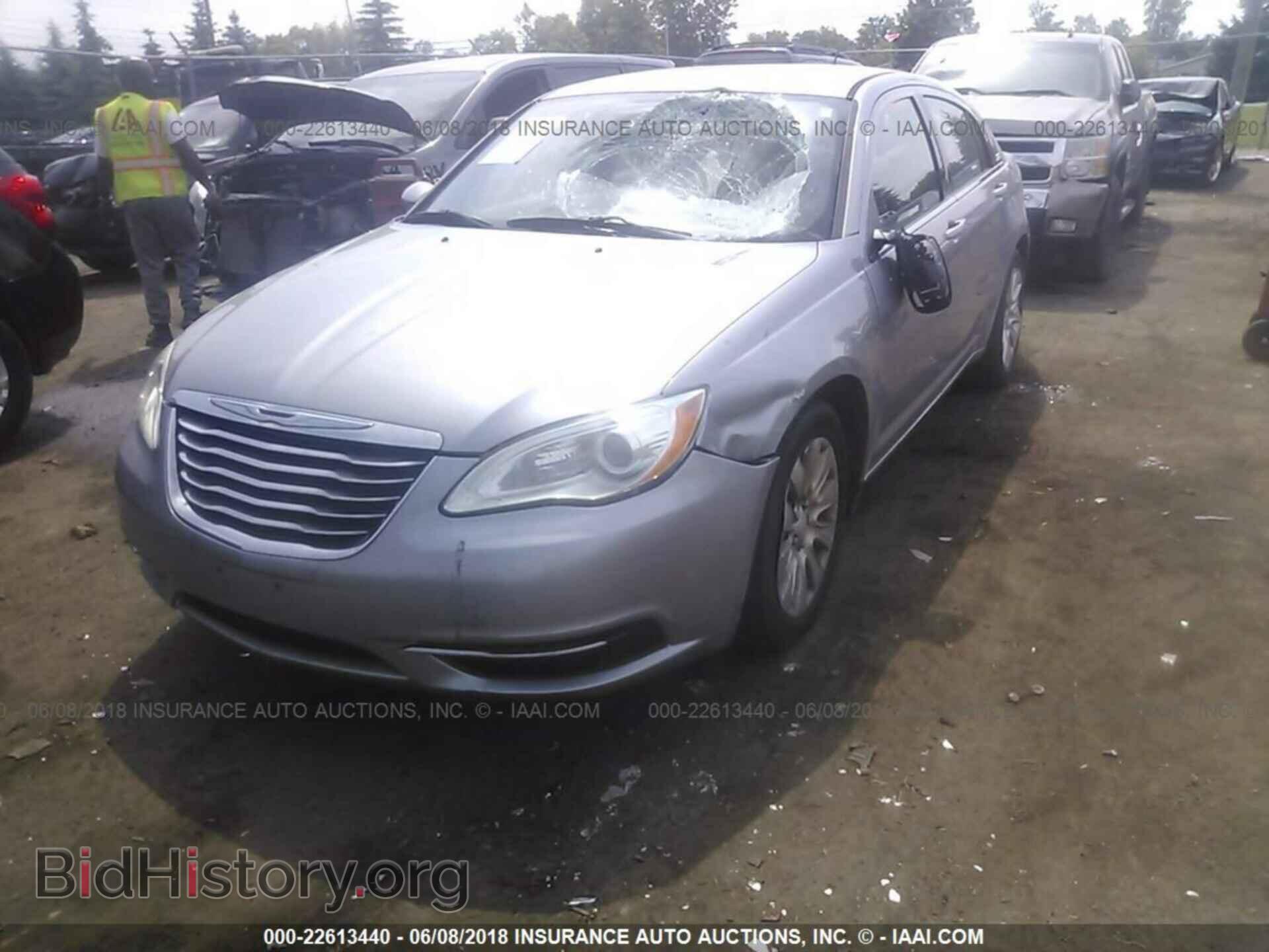 2013 Chrysler 200 - VIN: 1C3CCBAB9DN559625 - Photo 2