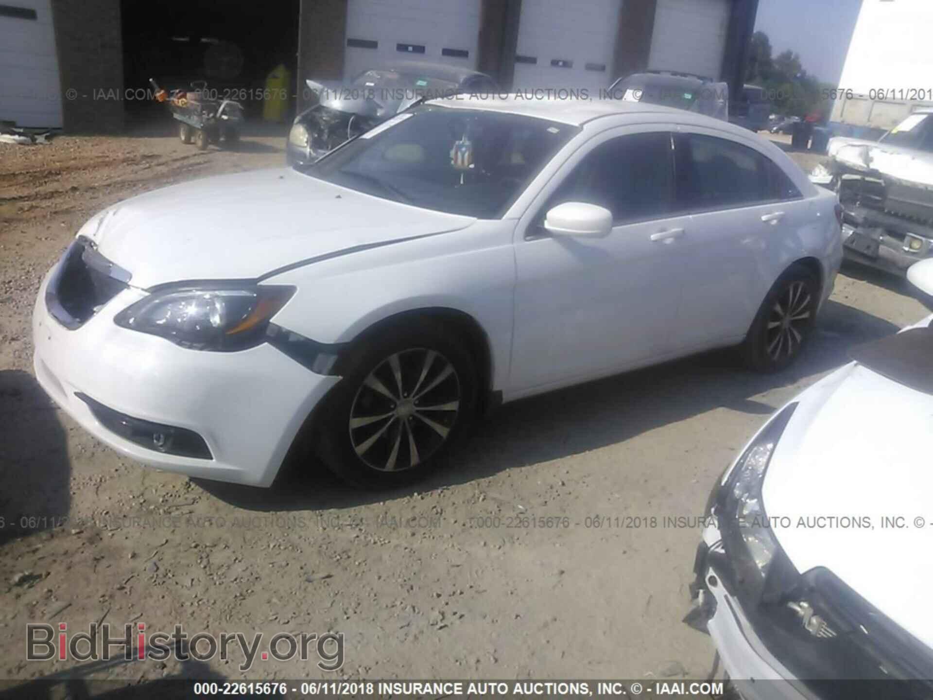 2013 Chrysler 200 - VIN: 1C3CCBBB6DN627832 - Photo 2