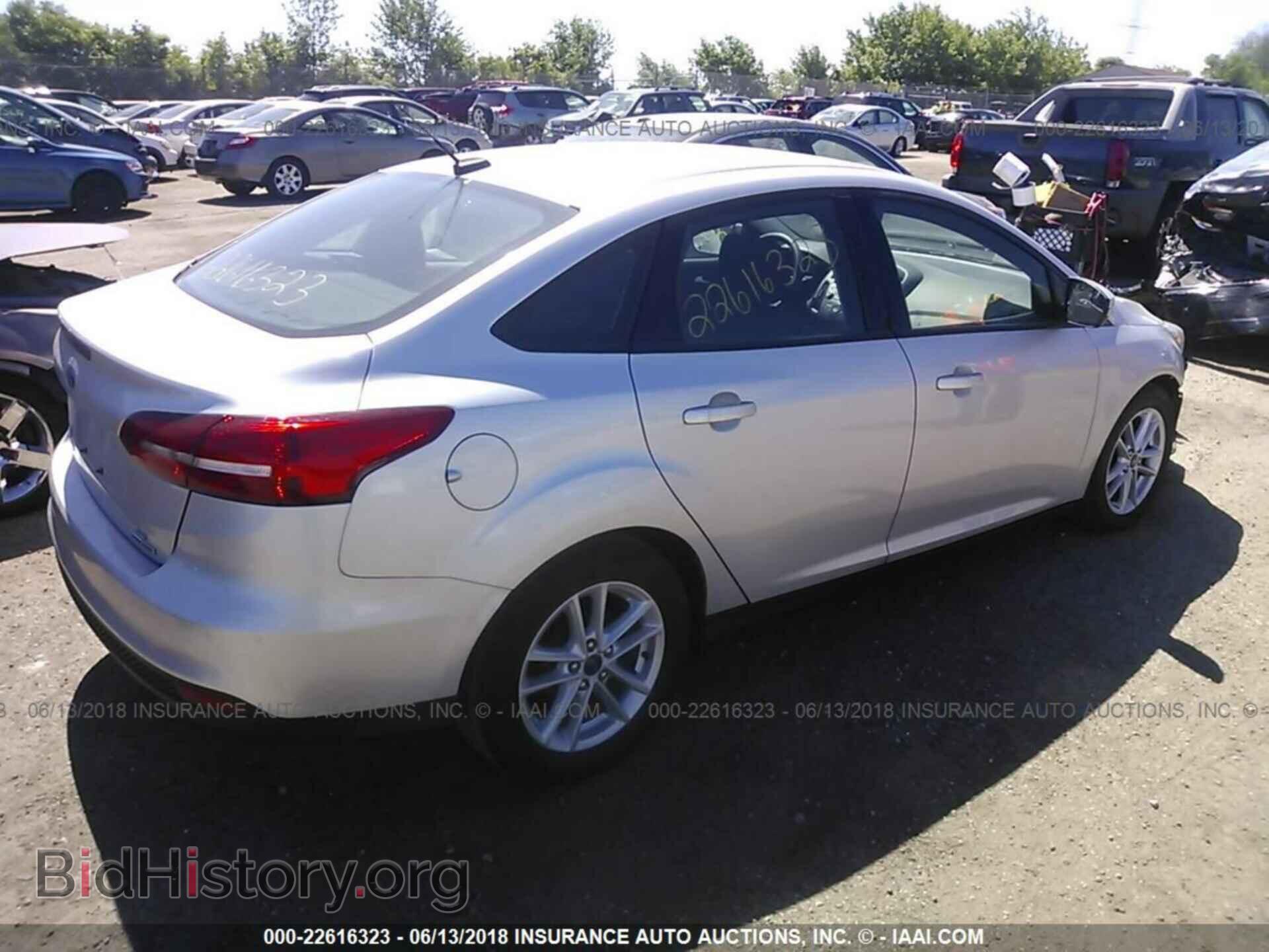 2016 Ford Focus - VIN: 1FADP3F21GL319901 - Photo 4