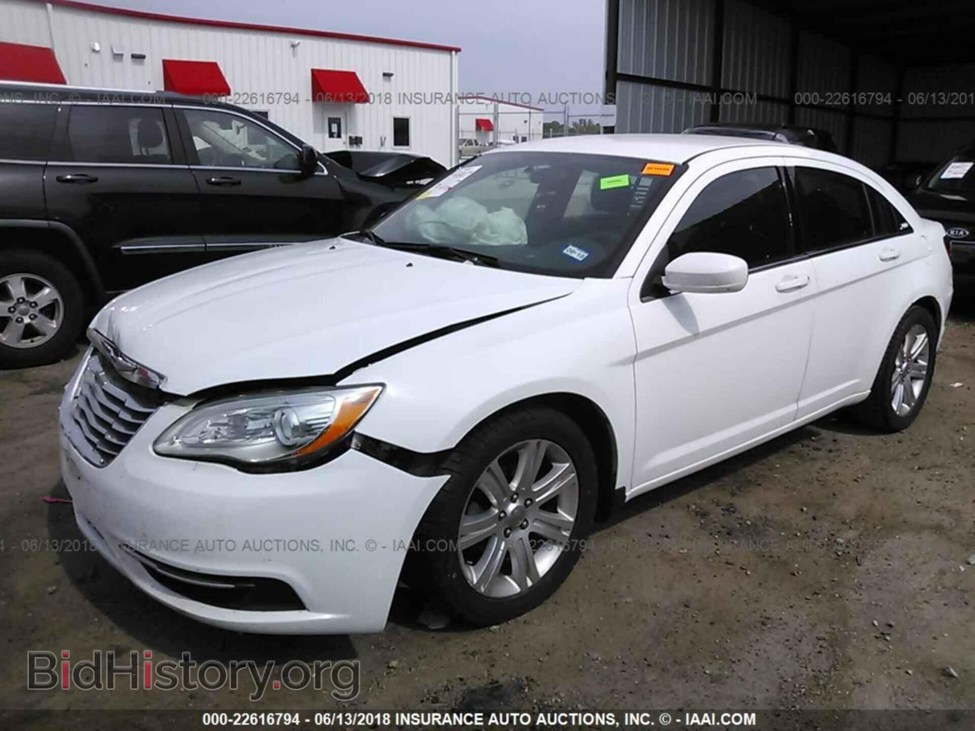 2013 Chrysler 200 - VIN: 1C3CCBAB6DN639979 - Photo 2