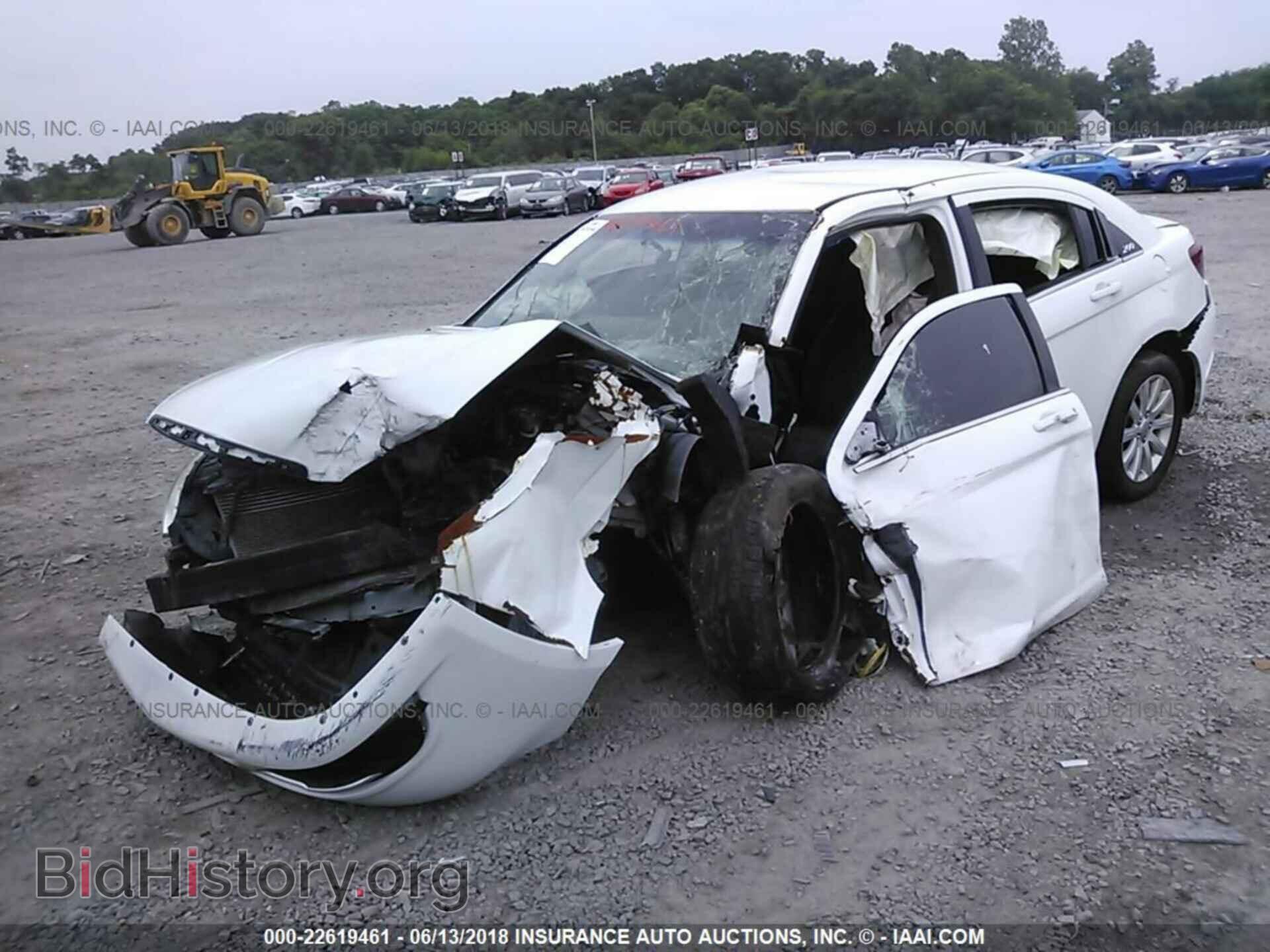 2013 Chrysler 200 - VIN: 1C3CCBBG0DN532341 - Фото 2