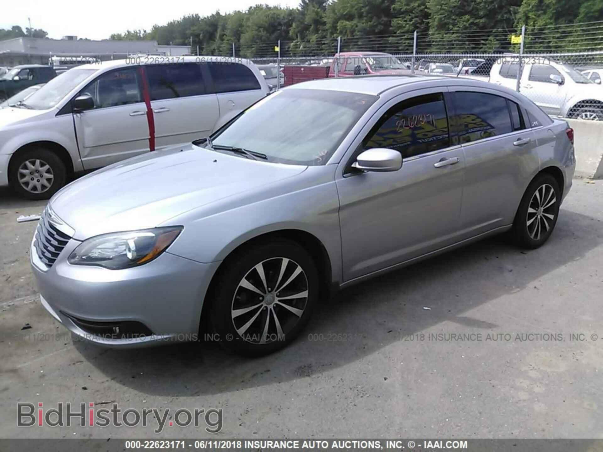 2013 Chrysler 200 - VIN: 1C3CCBBB5DN571348 - Фото 2