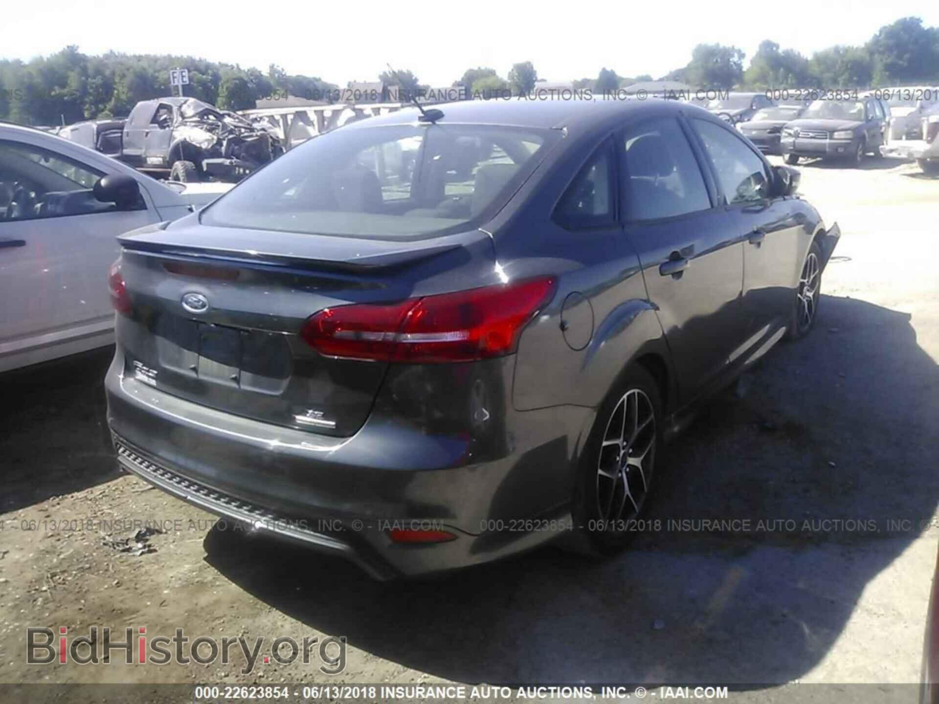 2016 Ford Focus - VIN: 1FADP3F20GL386263 - Photo 4