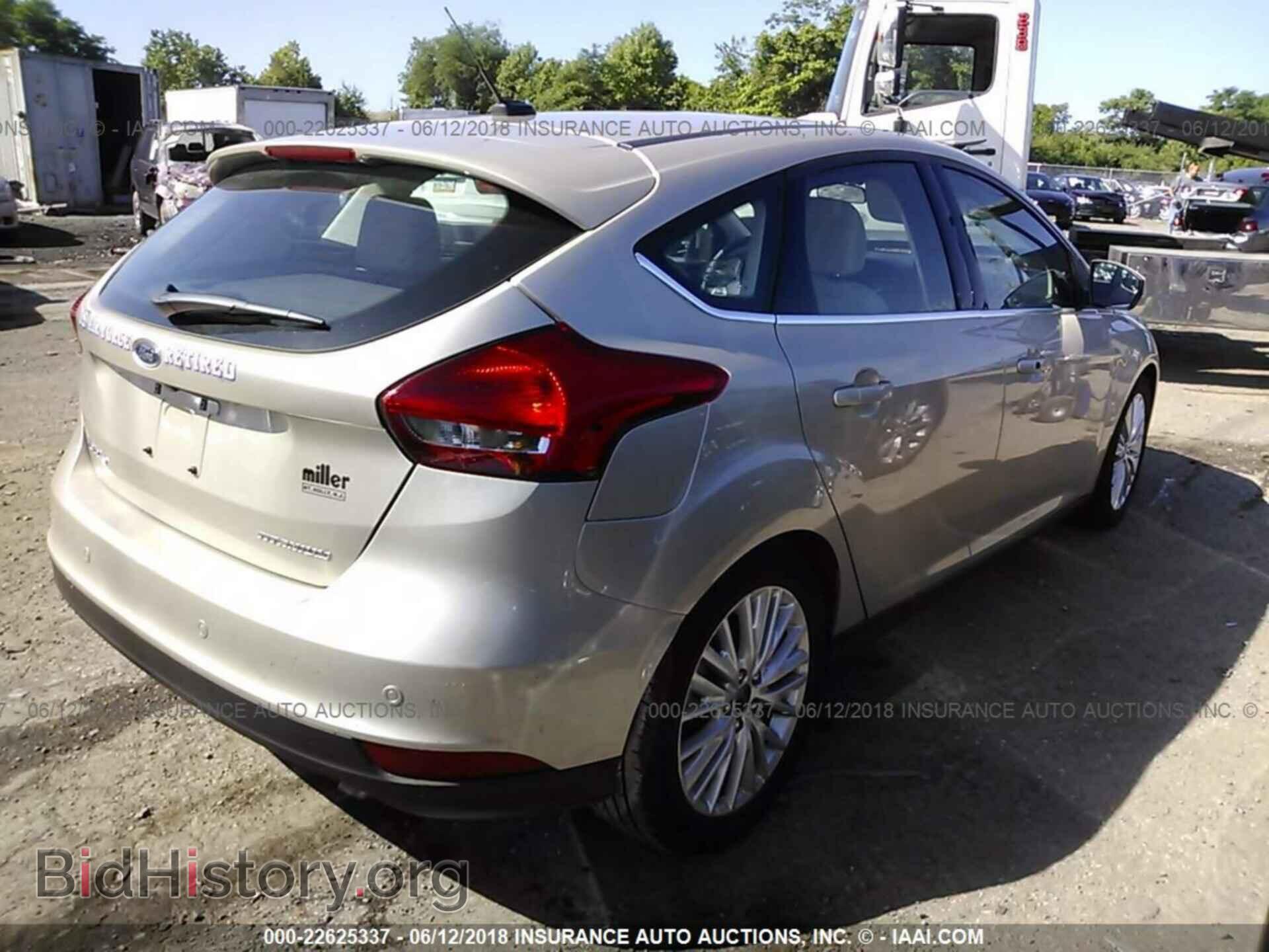 2017 Ford Focus - VIN: 1FADP3N25HL320410 - Photo 4