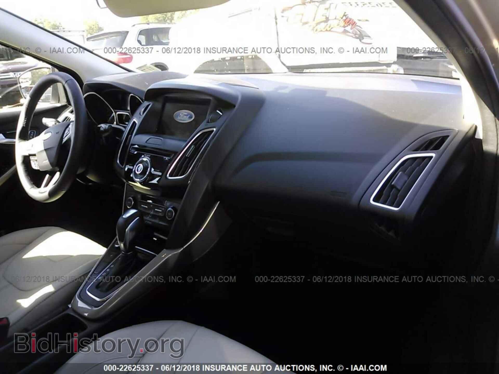 2017 Ford Focus - VIN: 1FADP3N25HL320410 - Photo 5