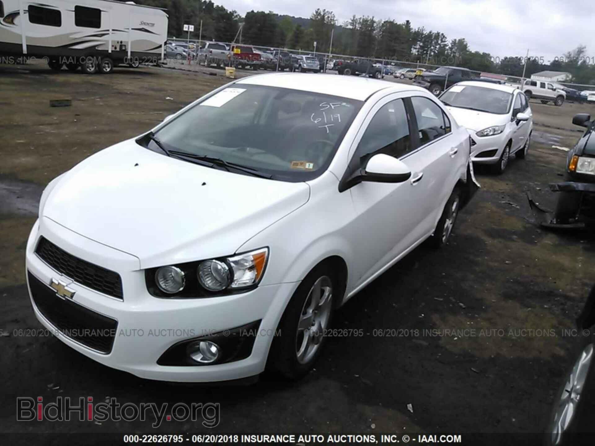 2014 Chevrolet Sonic - VIN: 1G1JE5SB4E4215505 - Фото 2