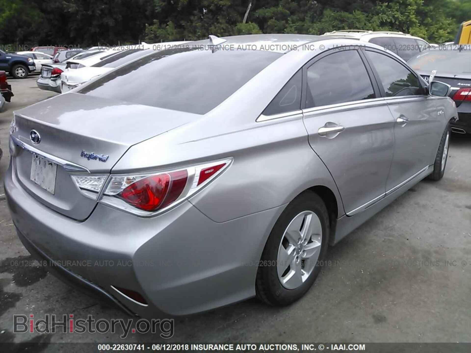 2012 Hyundai Sonata - VIN: KMHEC4A49CA060889 - Photo 4