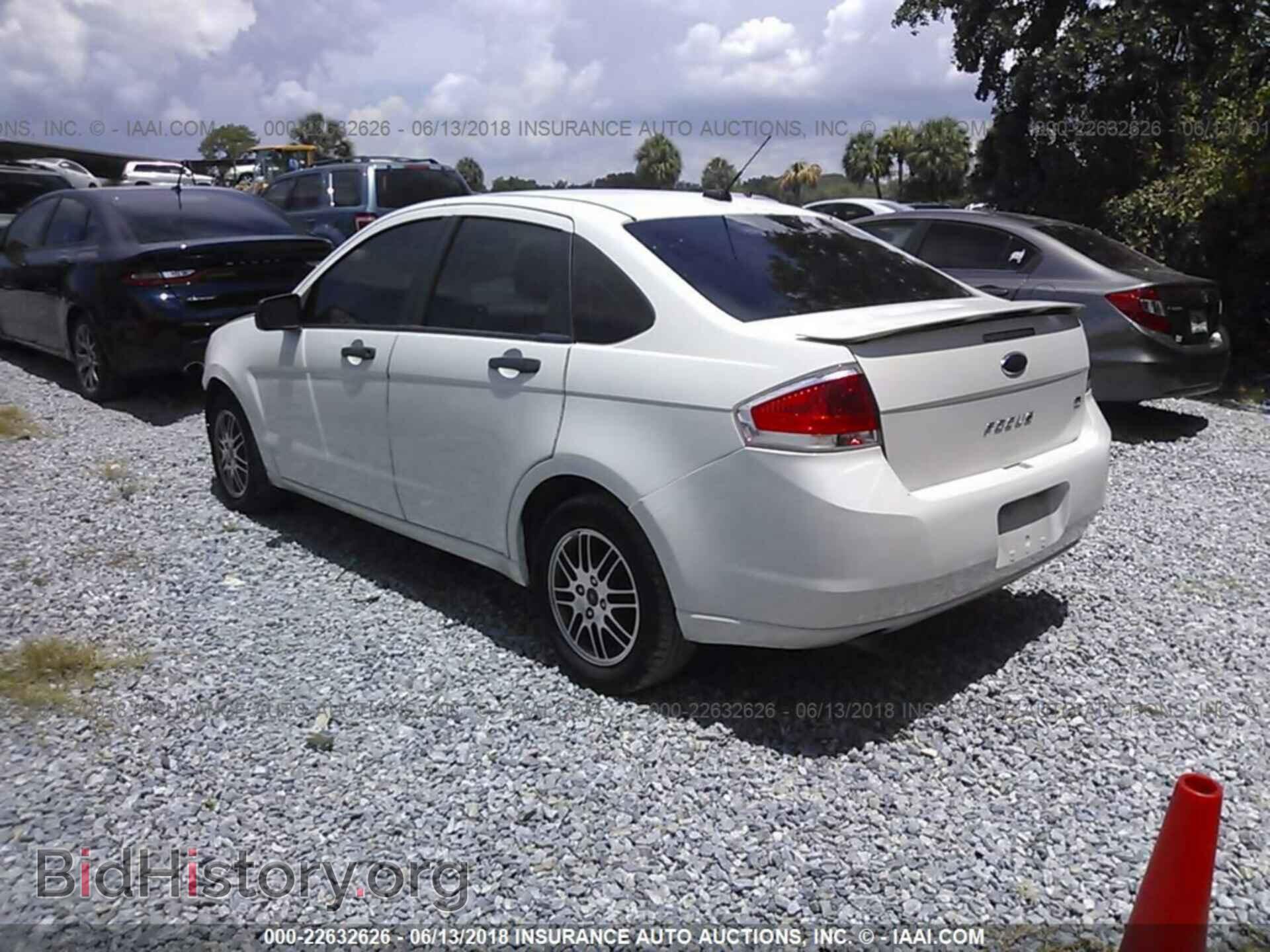 2011 Ford Focus - VIN: 1FAHP3FN8BW124753 - Фото 3
