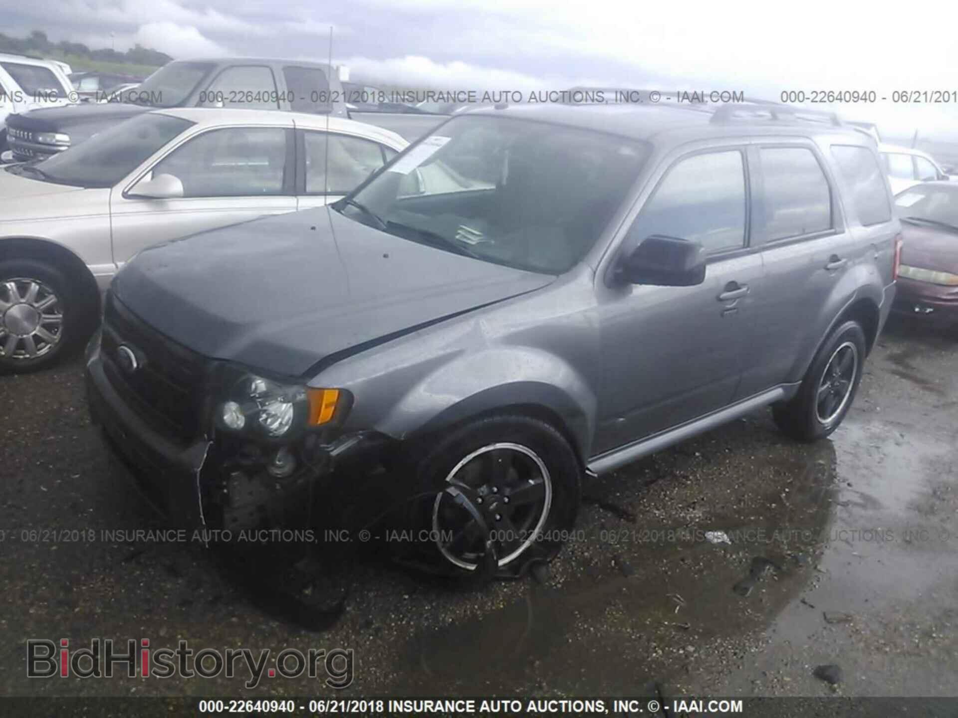 2011 Ford Escape - VIN: 1FMCU0DG8BKA00002 - Photo 2