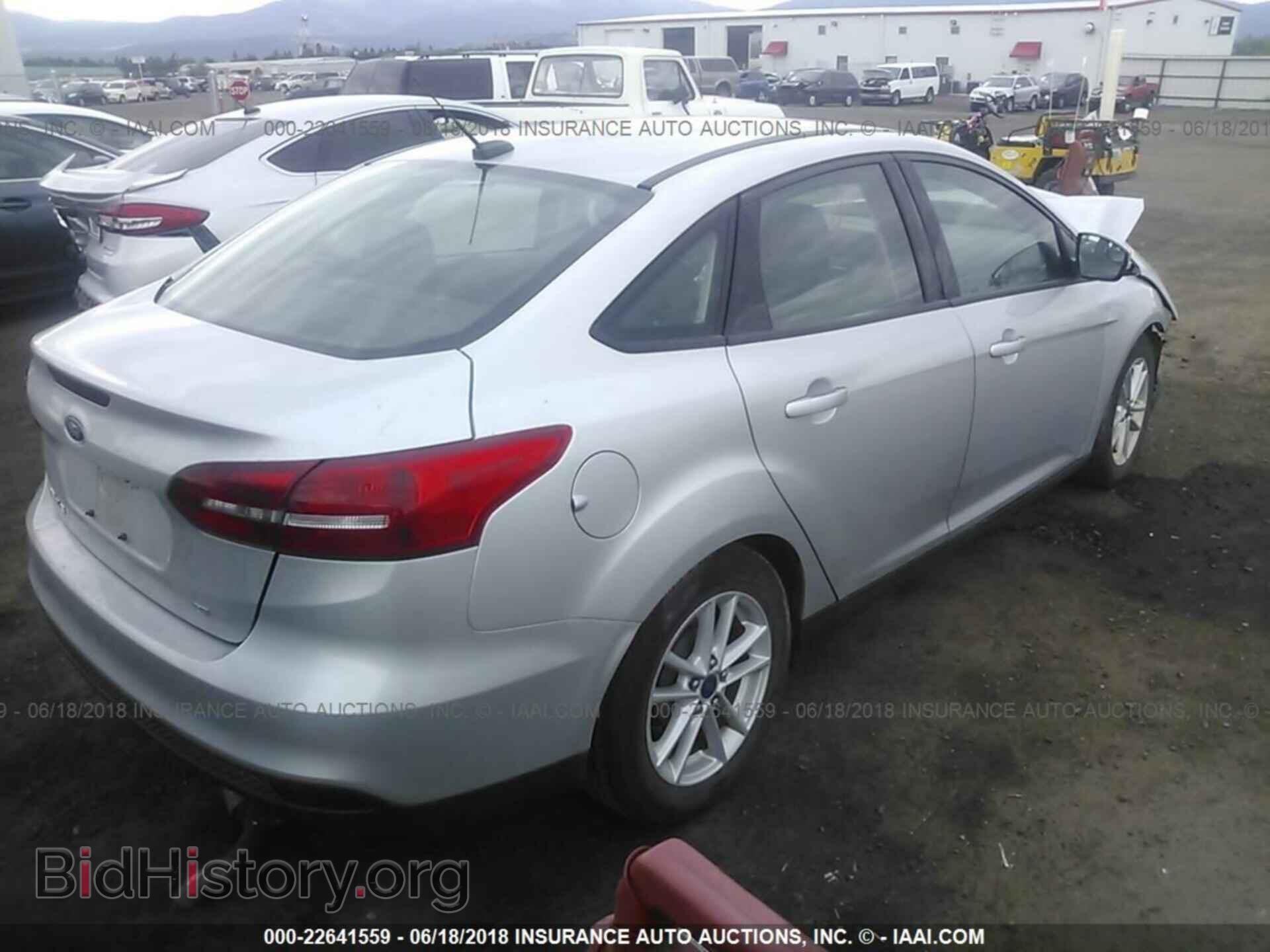 2015 Ford Focus - VIN: 1FADP3F2XFL249670 - Photo 4
