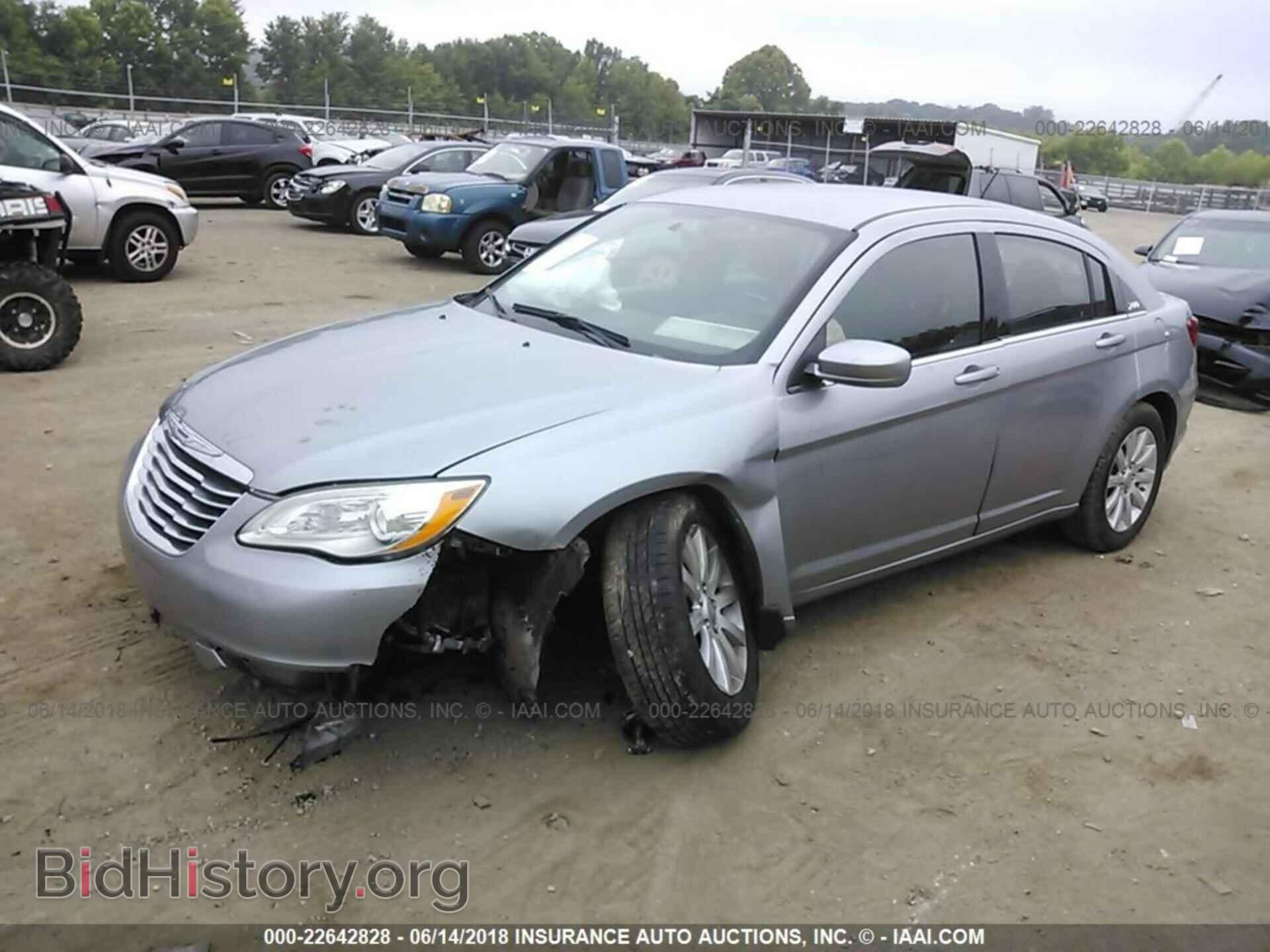 2013 Chrysler 200 - VIN: 1C3CCBBB1DN618245 - Фото 2