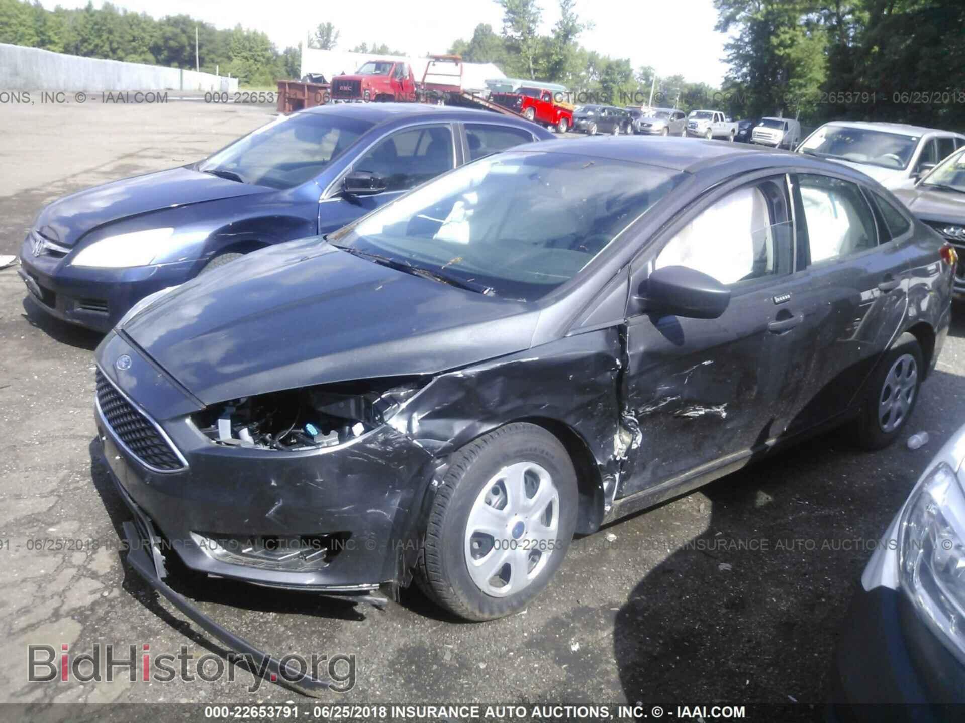 2016 Ford Focus - VIN: 1FADP3E25GL323984 - Photo 2