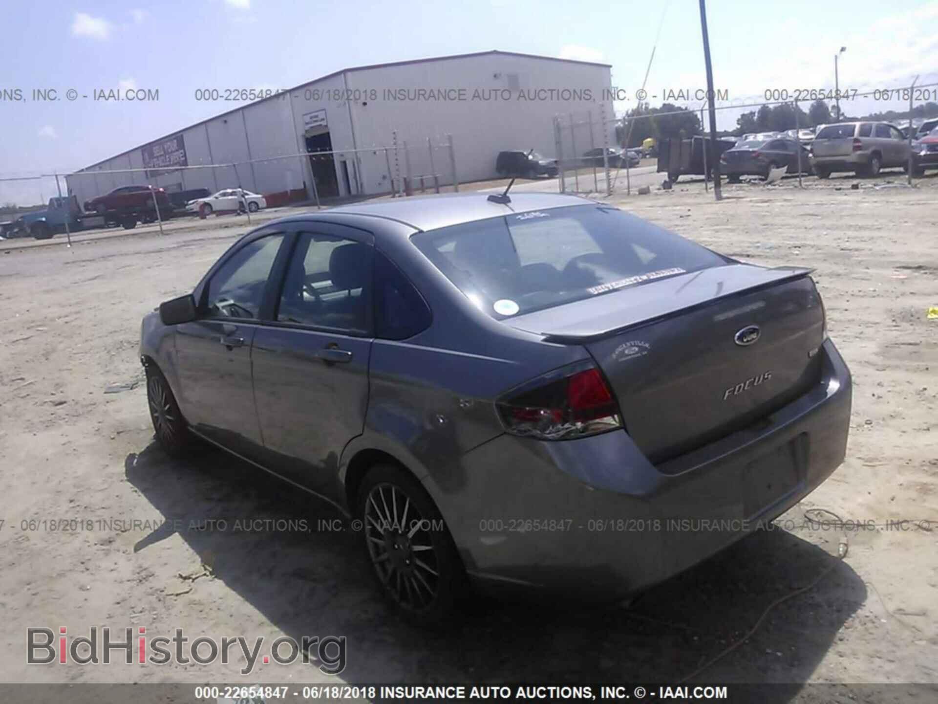 2011 Ford Focus - VIN: 1FAHP3GN0BW132702 - Photo 3