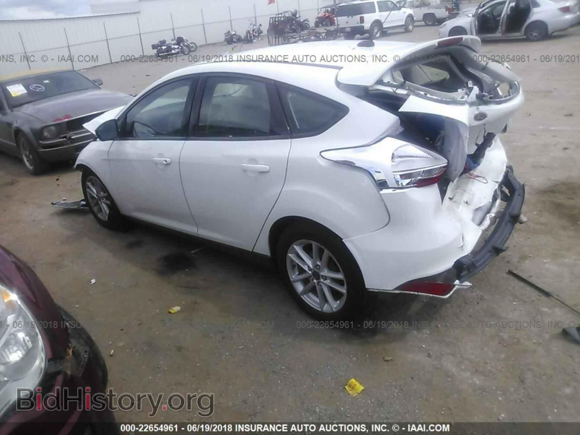 2016 Ford Focus - VIN: 1FADP3K29GL289939 - Photo 3