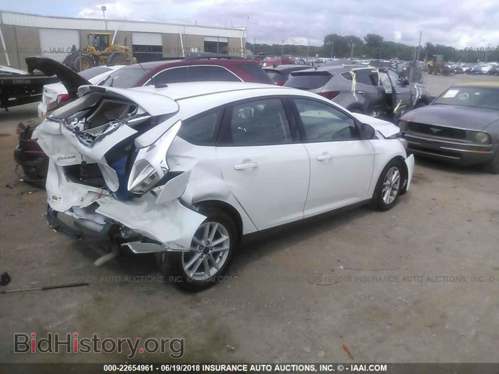 2016 Ford Focus - VIN: 1FADP3K29GL289939 - Photo 4