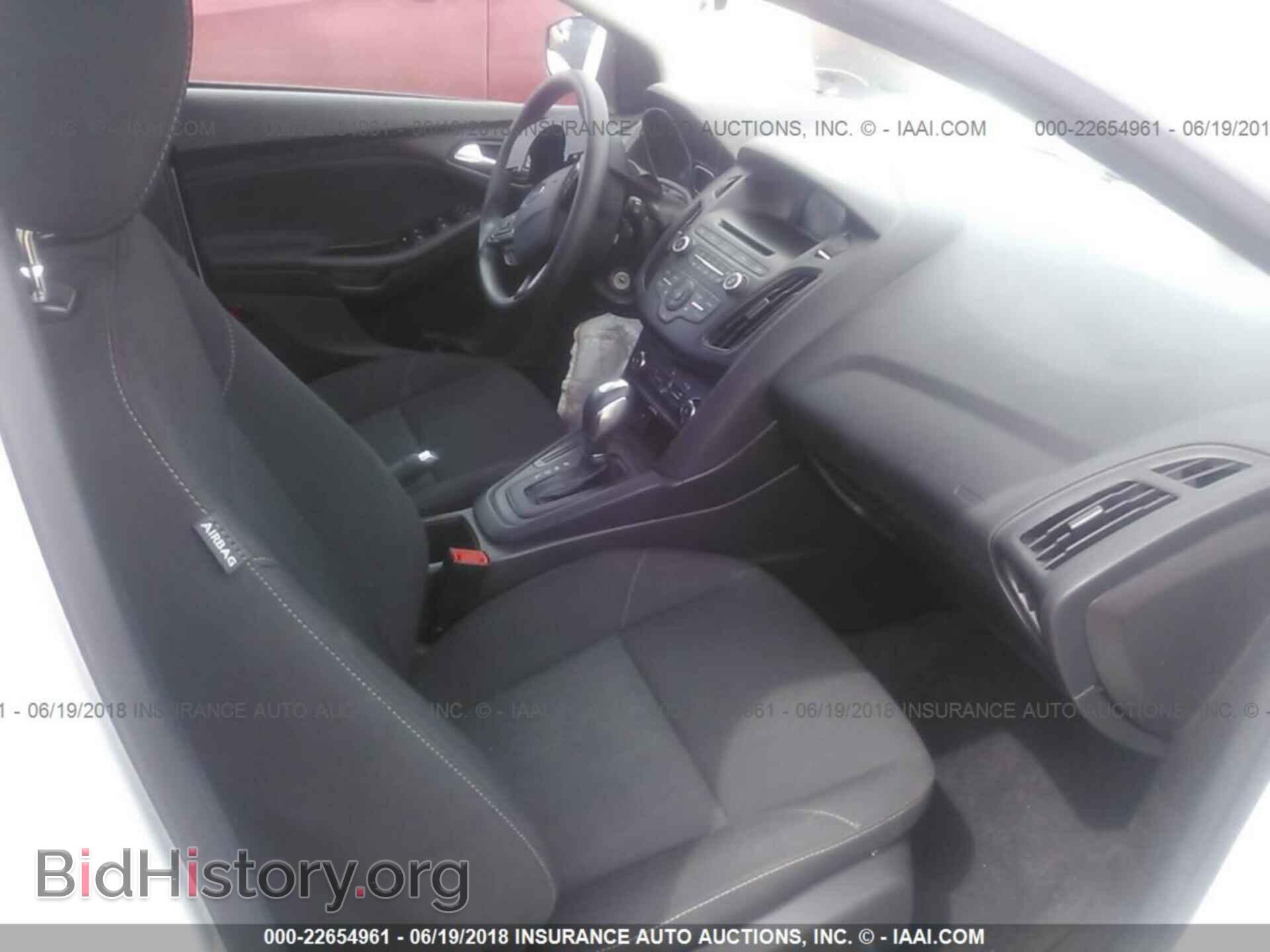 2016 Ford Focus - VIN: 1FADP3K29GL289939 - Photo 5